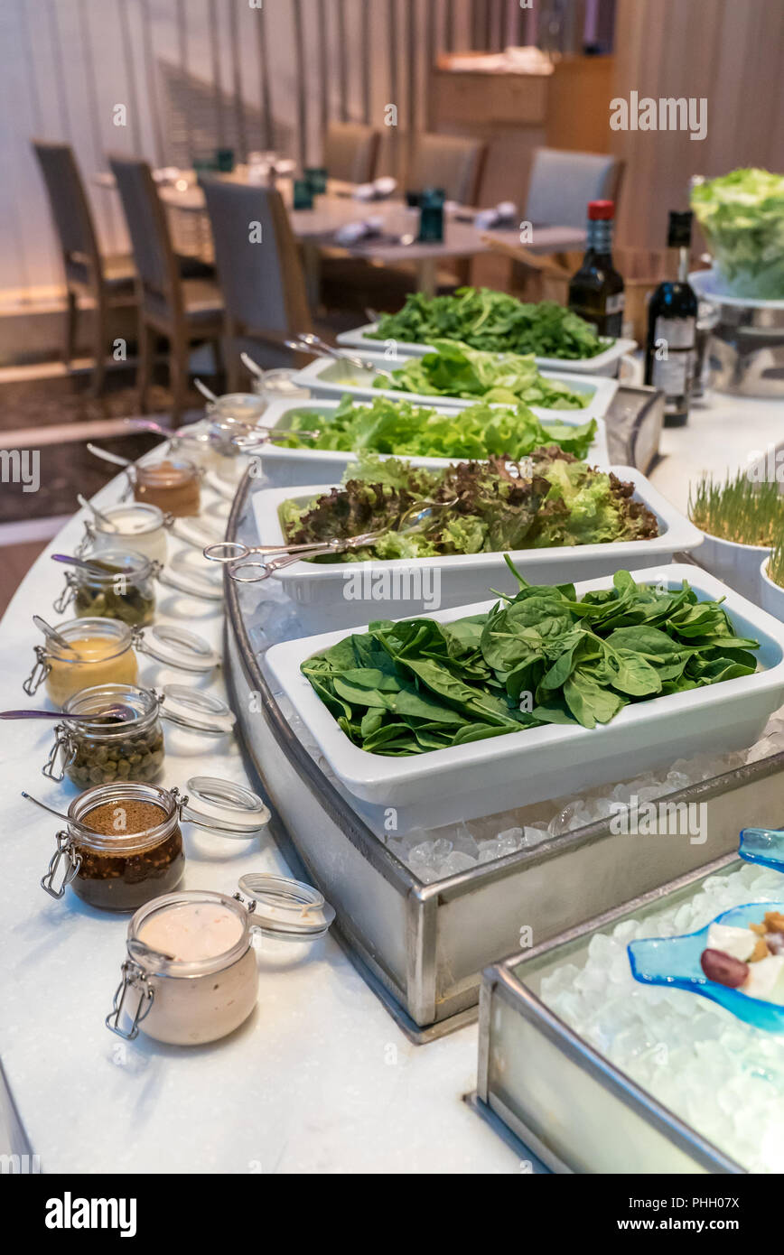 Salad bar stazione in linea a buffet Foto stock - Alamy