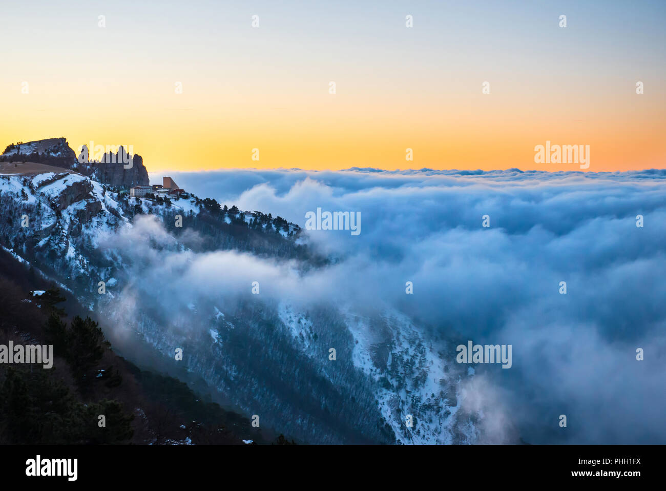 Tramonto in montagna con le nuvole Foto Stock