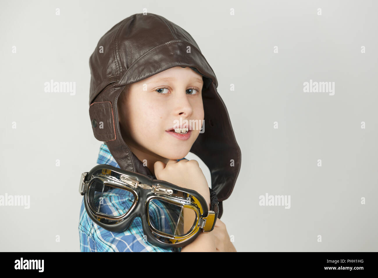 Cool boy con cappuccio in pelle e occhiali di protezione Foto Stock