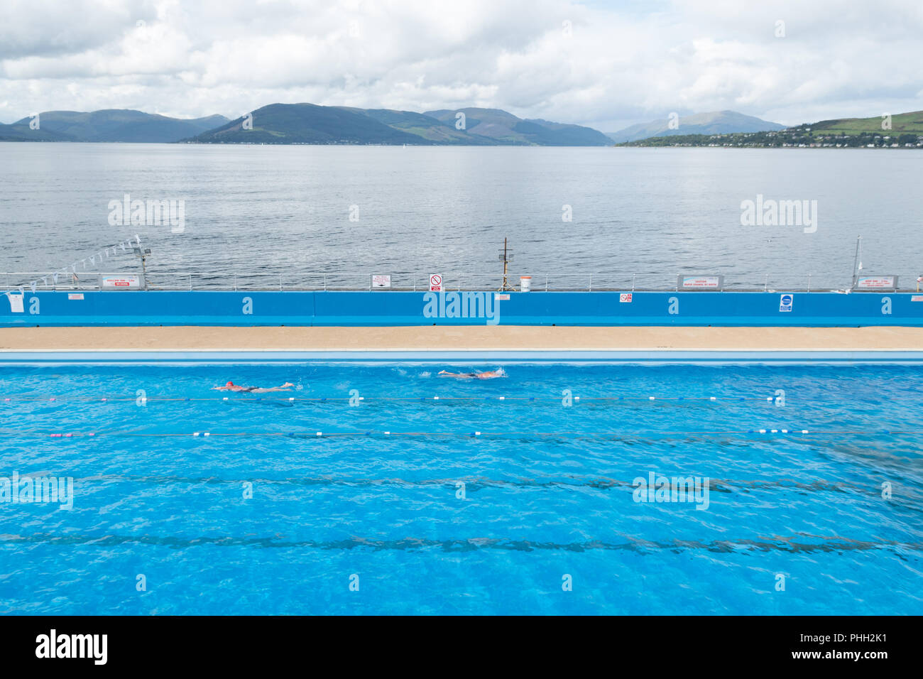 Gourock - piscina con acqua di mare riscaldata piscina esterna accanto al fiume Clyde estuario, Gourock, Scotland, Regno Unito Foto Stock