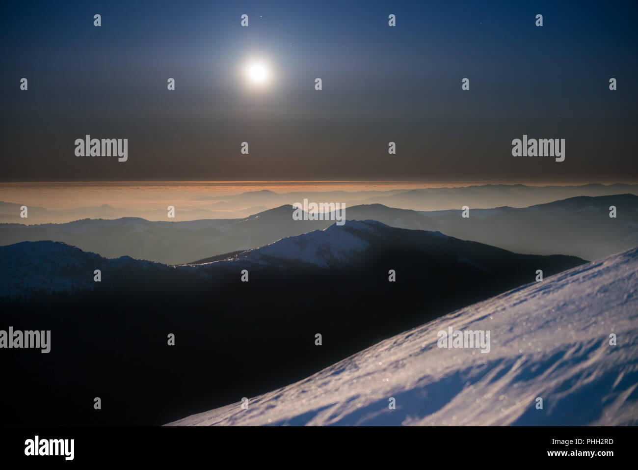 Gamma di montagne invernali di notte Foto Stock