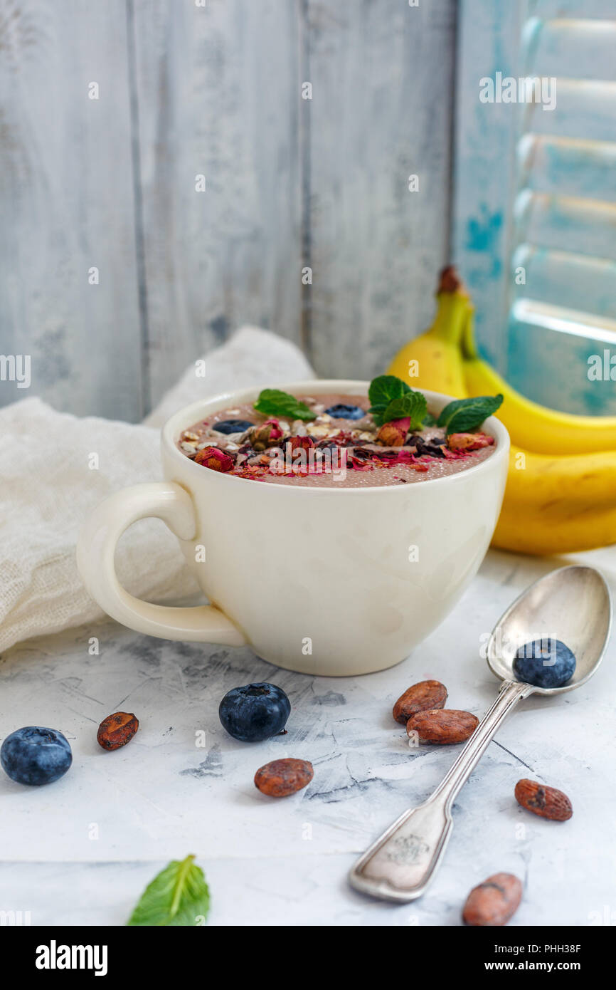 Frullato al cioccolato ciotola con le fave di cacao. Foto Stock