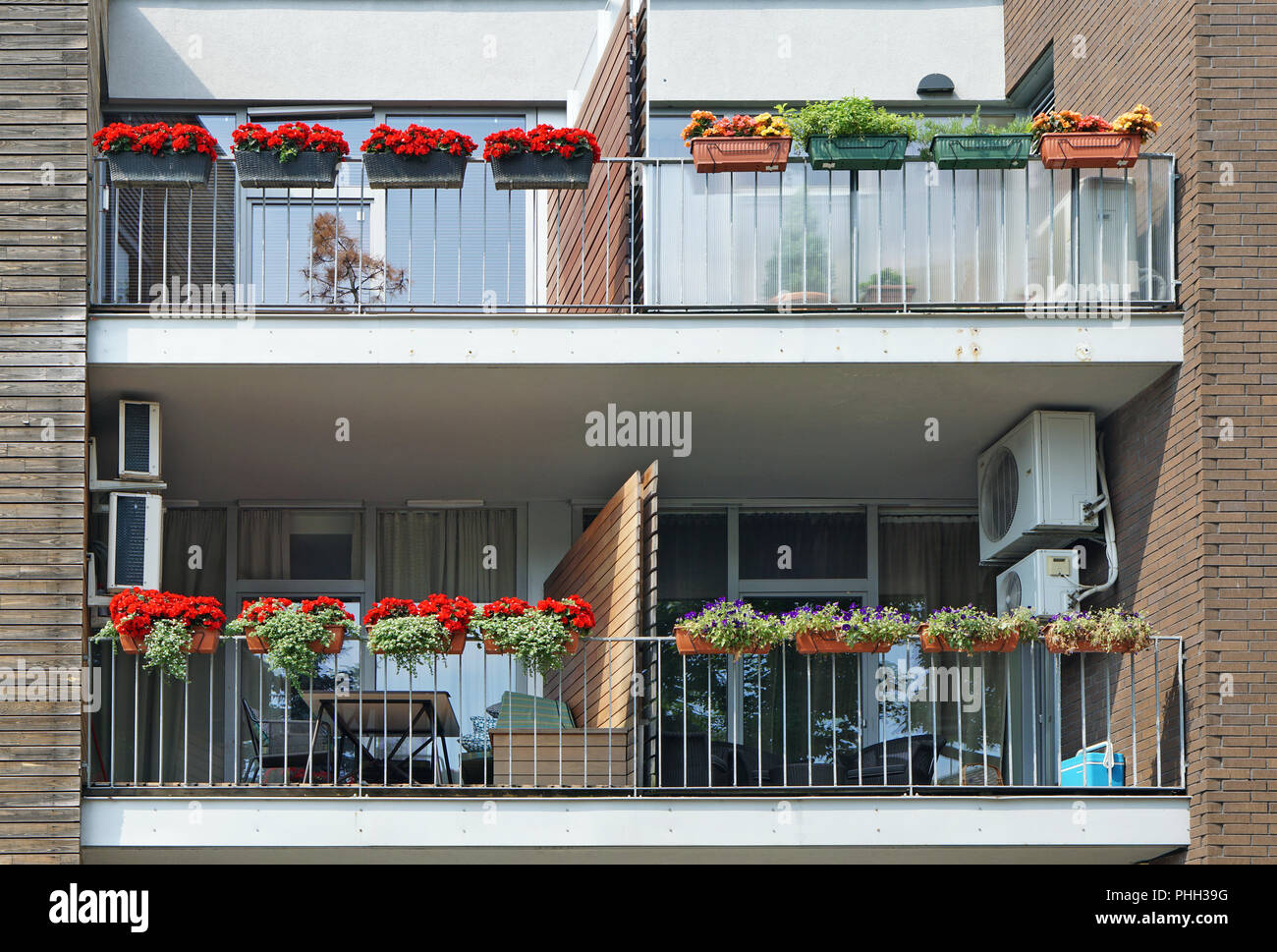 Balconi con i vasi da fiori estivi Foto Stock