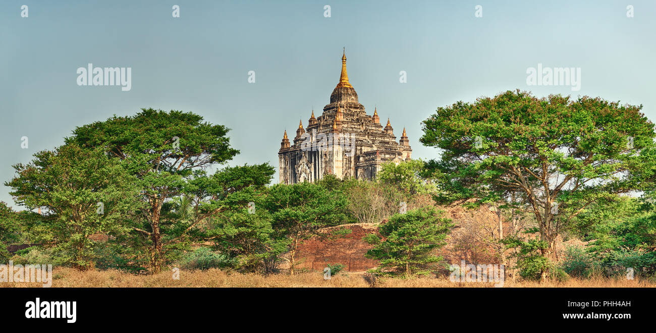 Tempio Thatbyinnyu a Bagan. Panorama Foto Stock