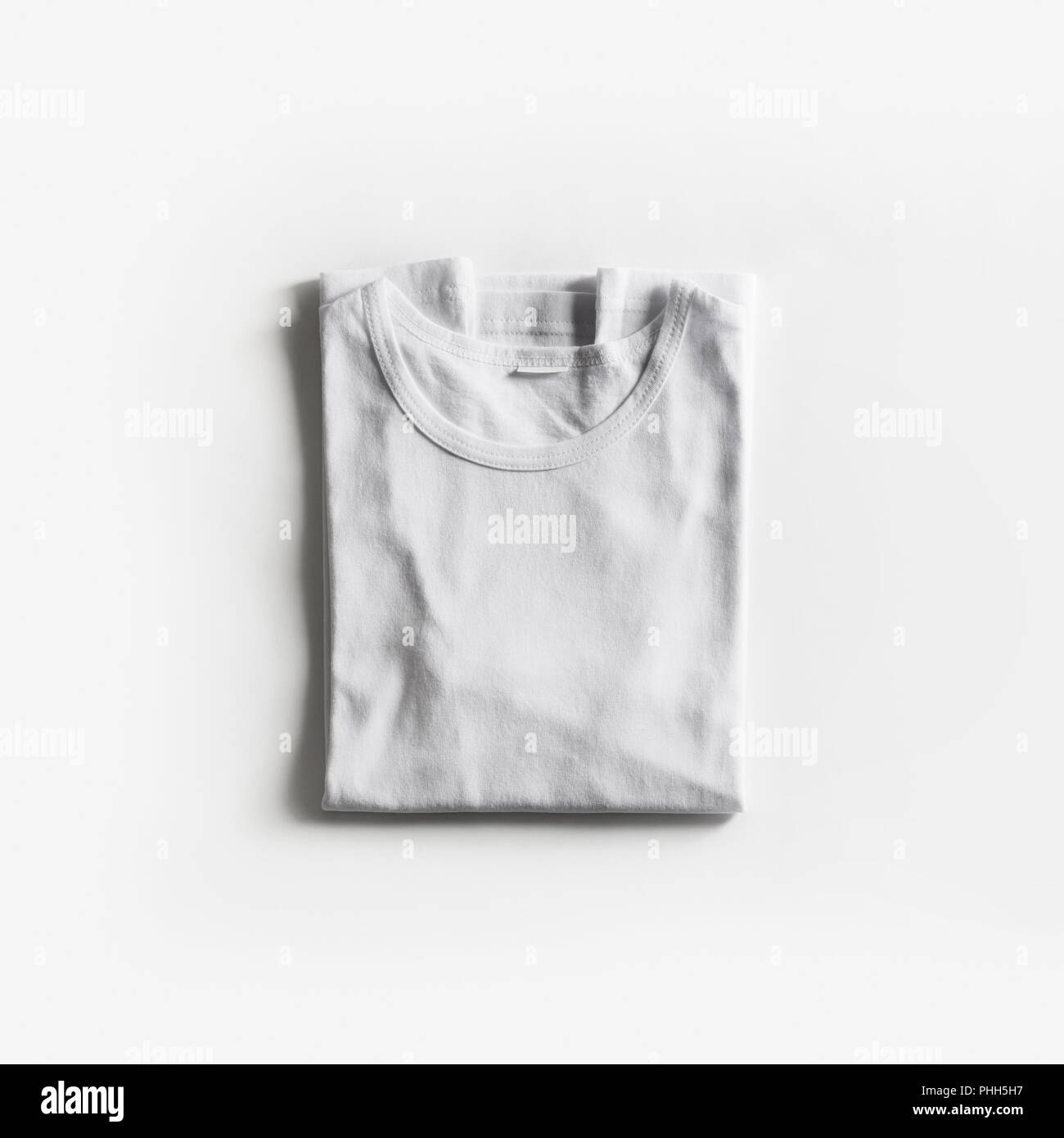 Ripiegato t-shirt bianco Foto Stock