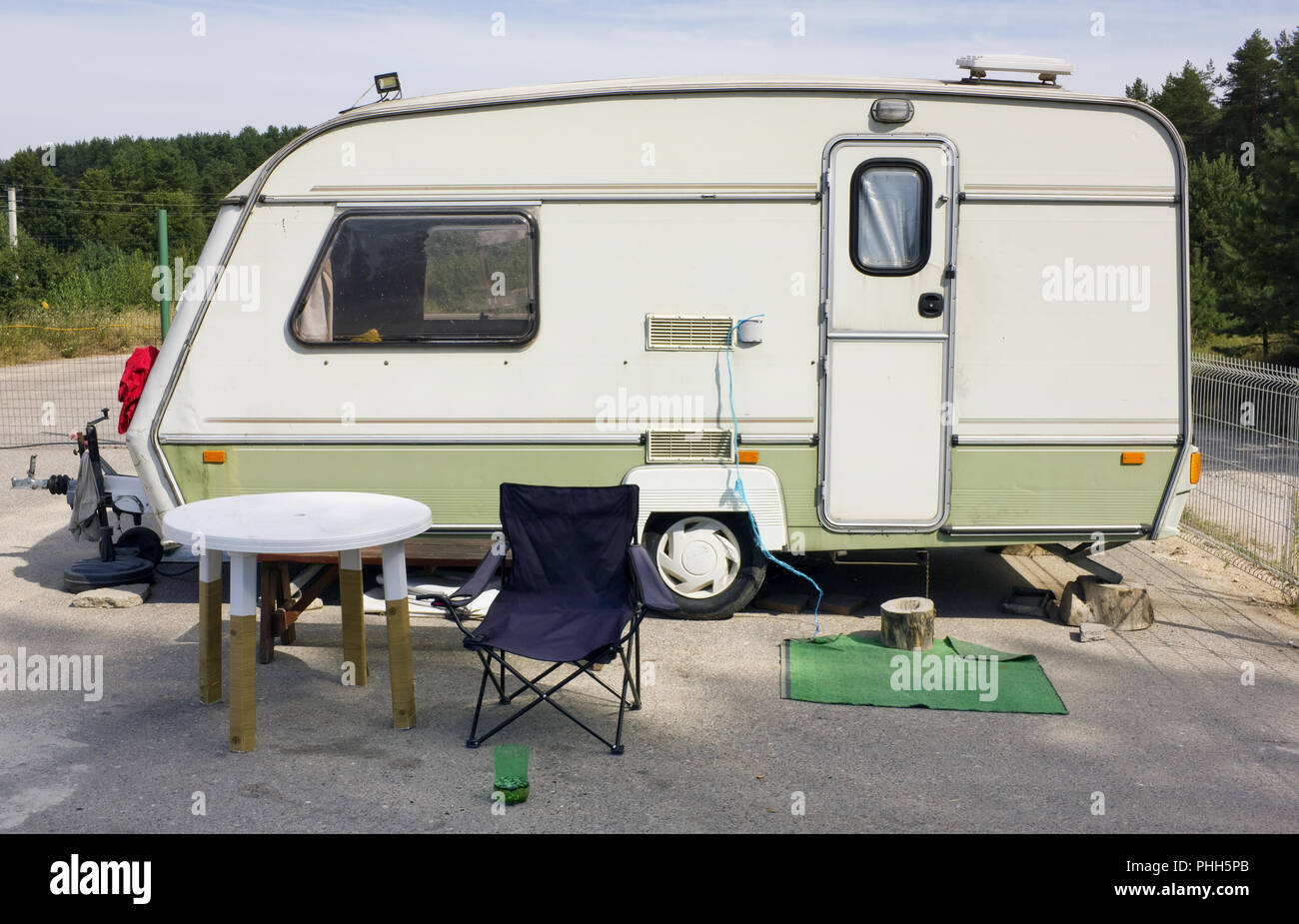 Standard turistico auto rimorchio in campeggio estivo Foto Stock