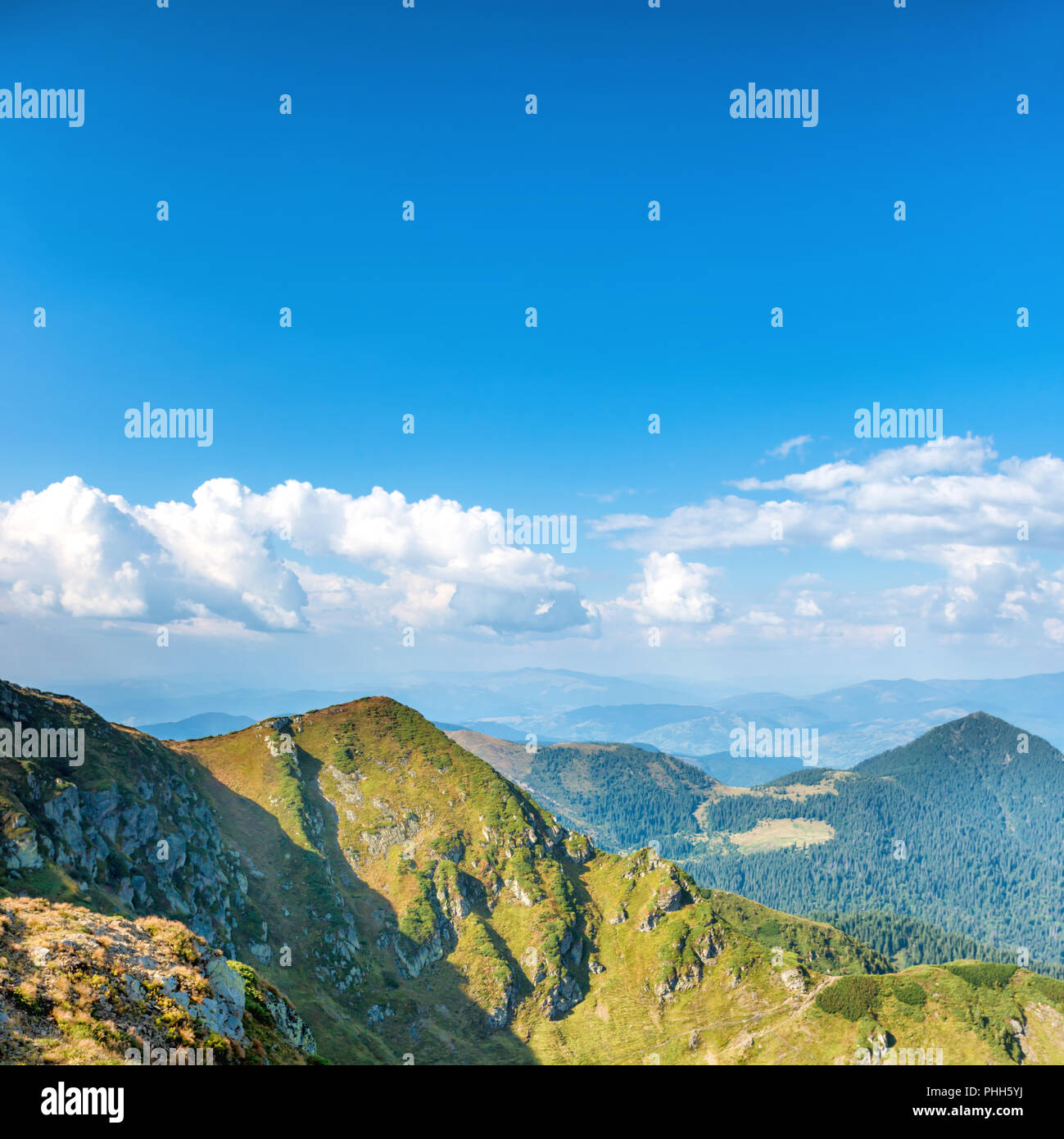 La gamma della montagna sotto il cielo blu Foto Stock