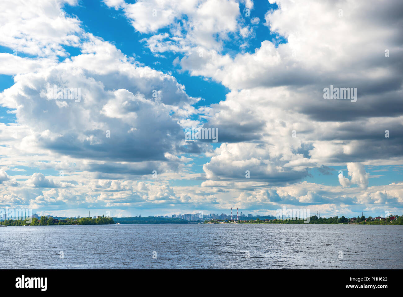 Paesaggio con fiume e la città sull orizzonte Foto Stock