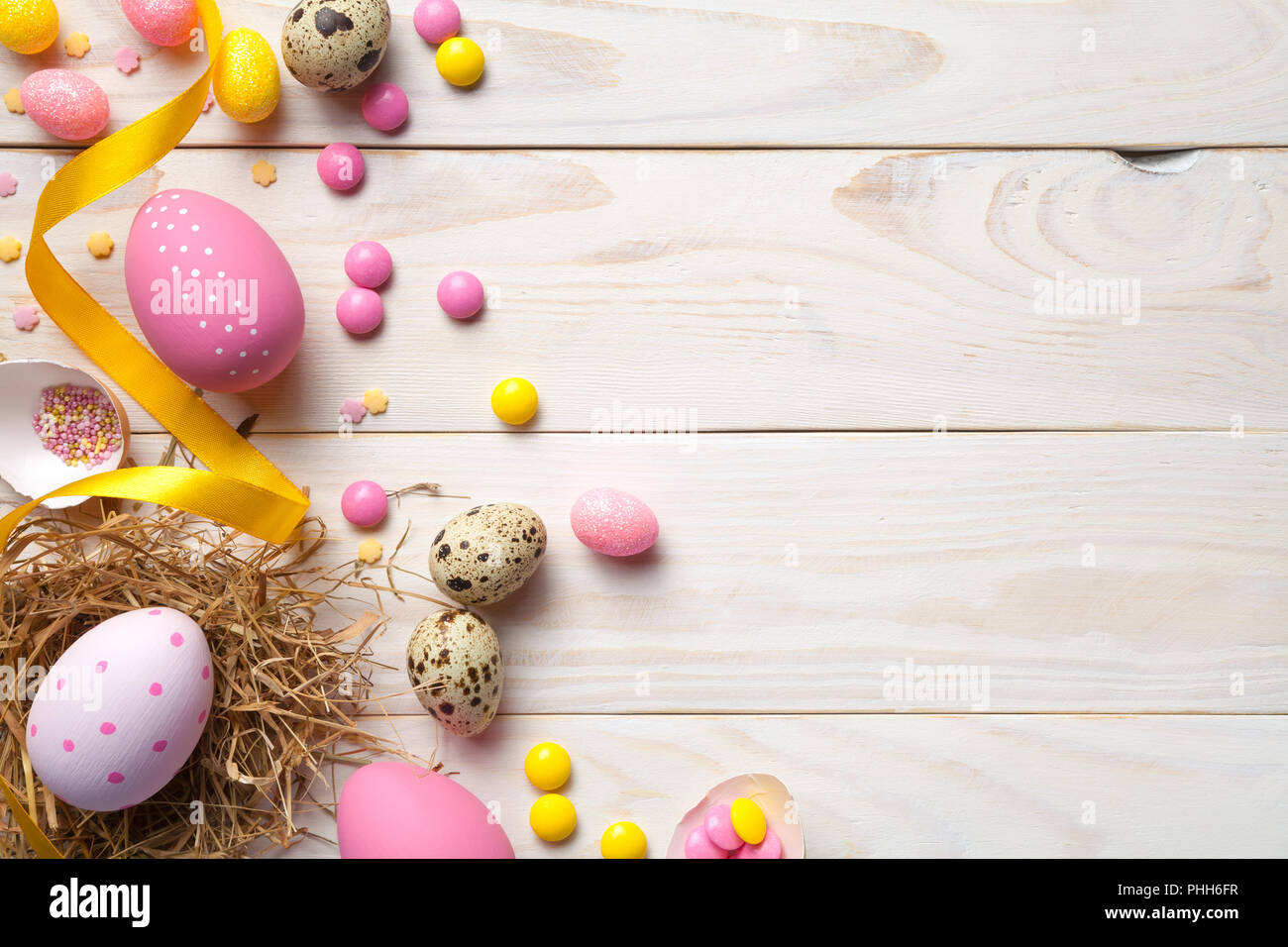 Sfondo di pasqua con le uova di Pasqua Foto stock - Alamy