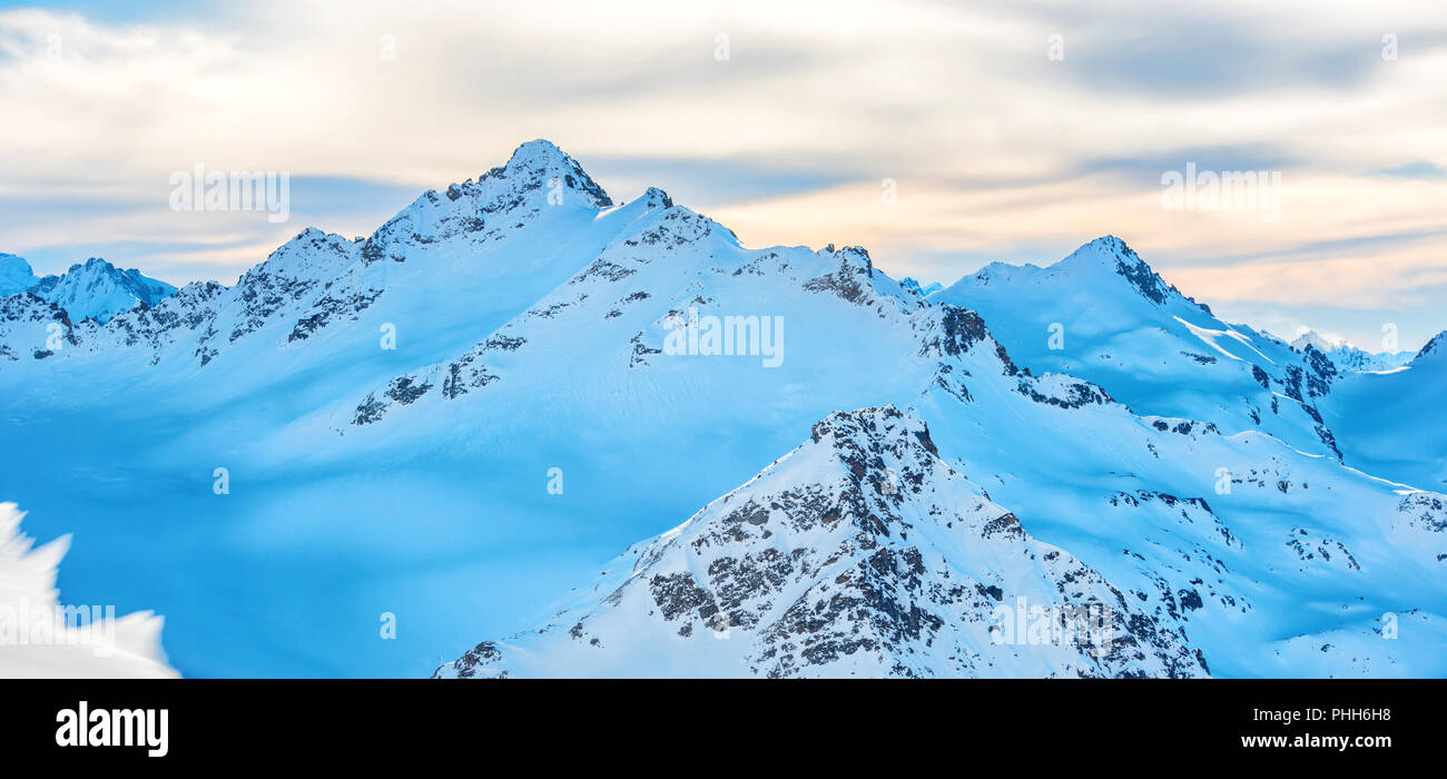 Panorama delle montagne invernali Foto Stock