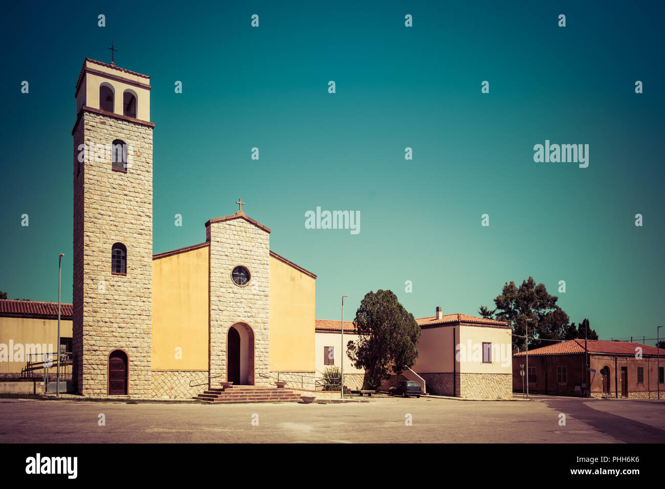 Square e la piccola chiesa nel villaggio sardo di Santa Maria La Palma, vicino alla città di Alghero e di Capo Caccia golfo Foto Stock