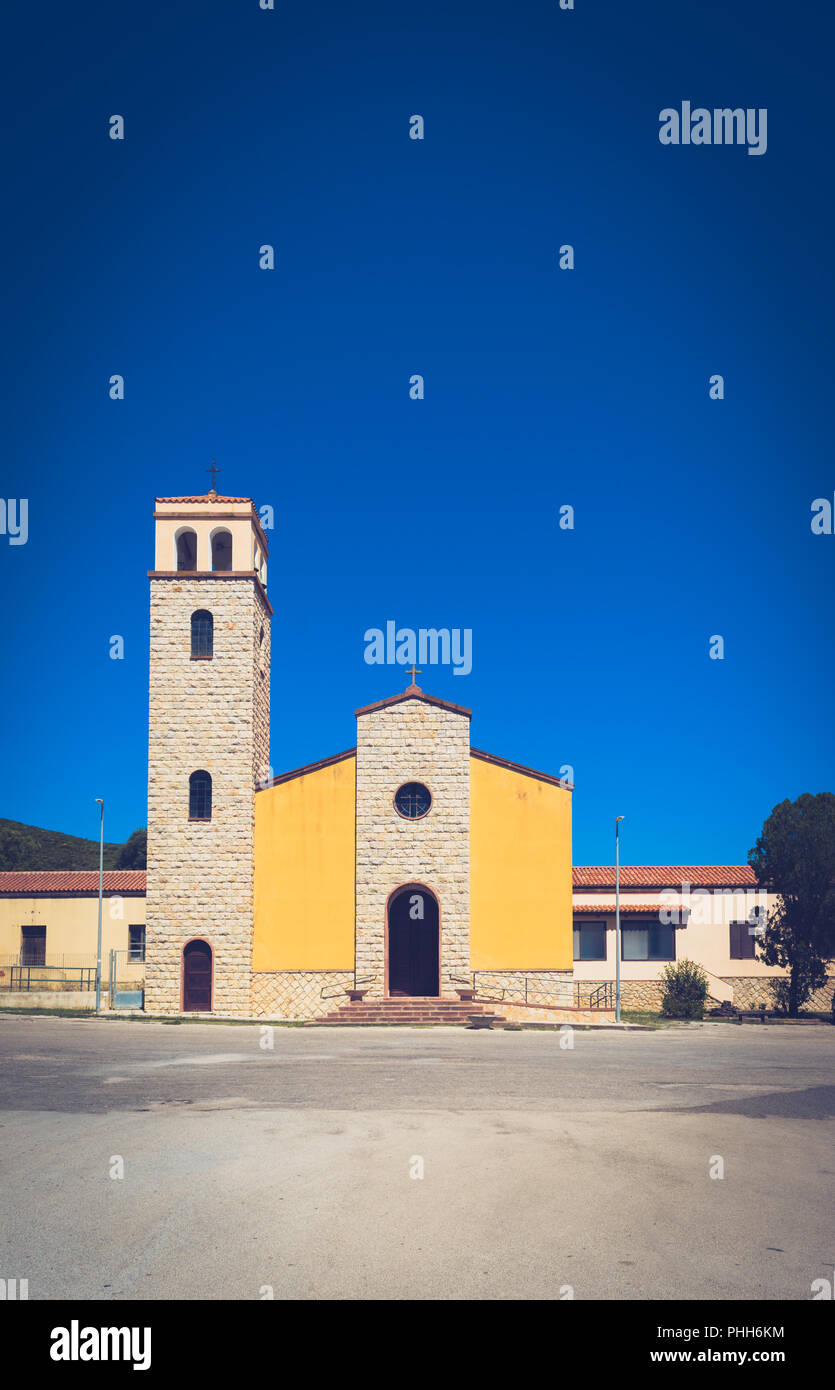 Square e la piccola chiesa nel villaggio sardo di Santa Maria La Palma, vicino alla città di Alghero e di Capo Caccia golfo Foto Stock