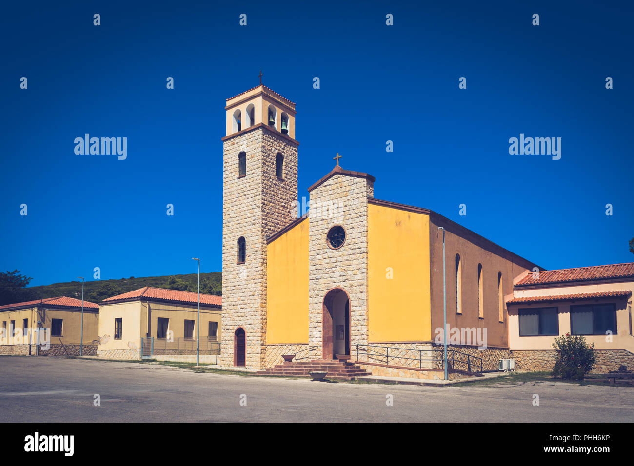 Square e la piccola chiesa nel villaggio sardo di Santa Maria La Palma, vicino alla città di Alghero e di Capo Caccia golfo Foto Stock