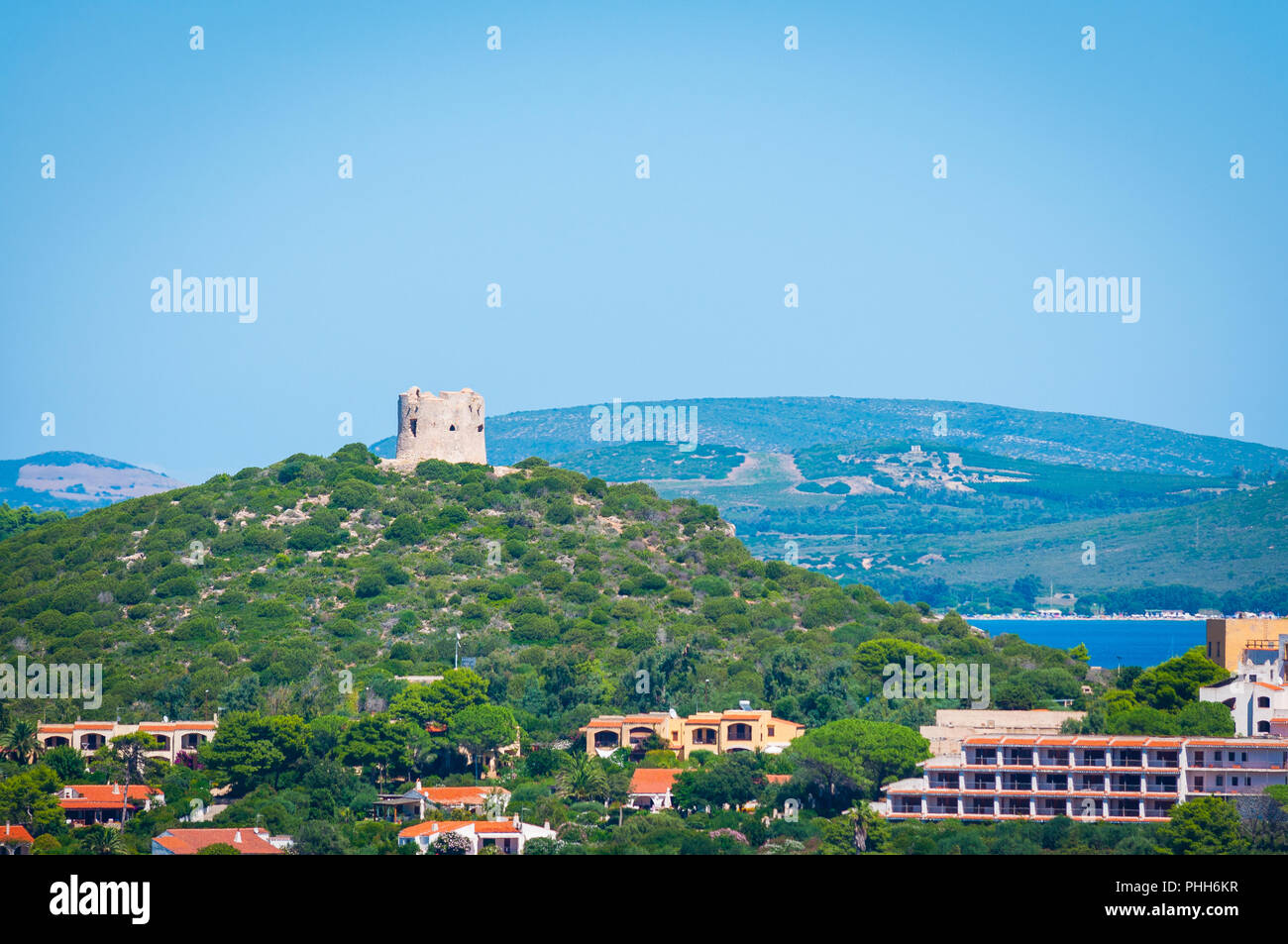 Paesaggio della costa sarda con la torre antica Foto Stock