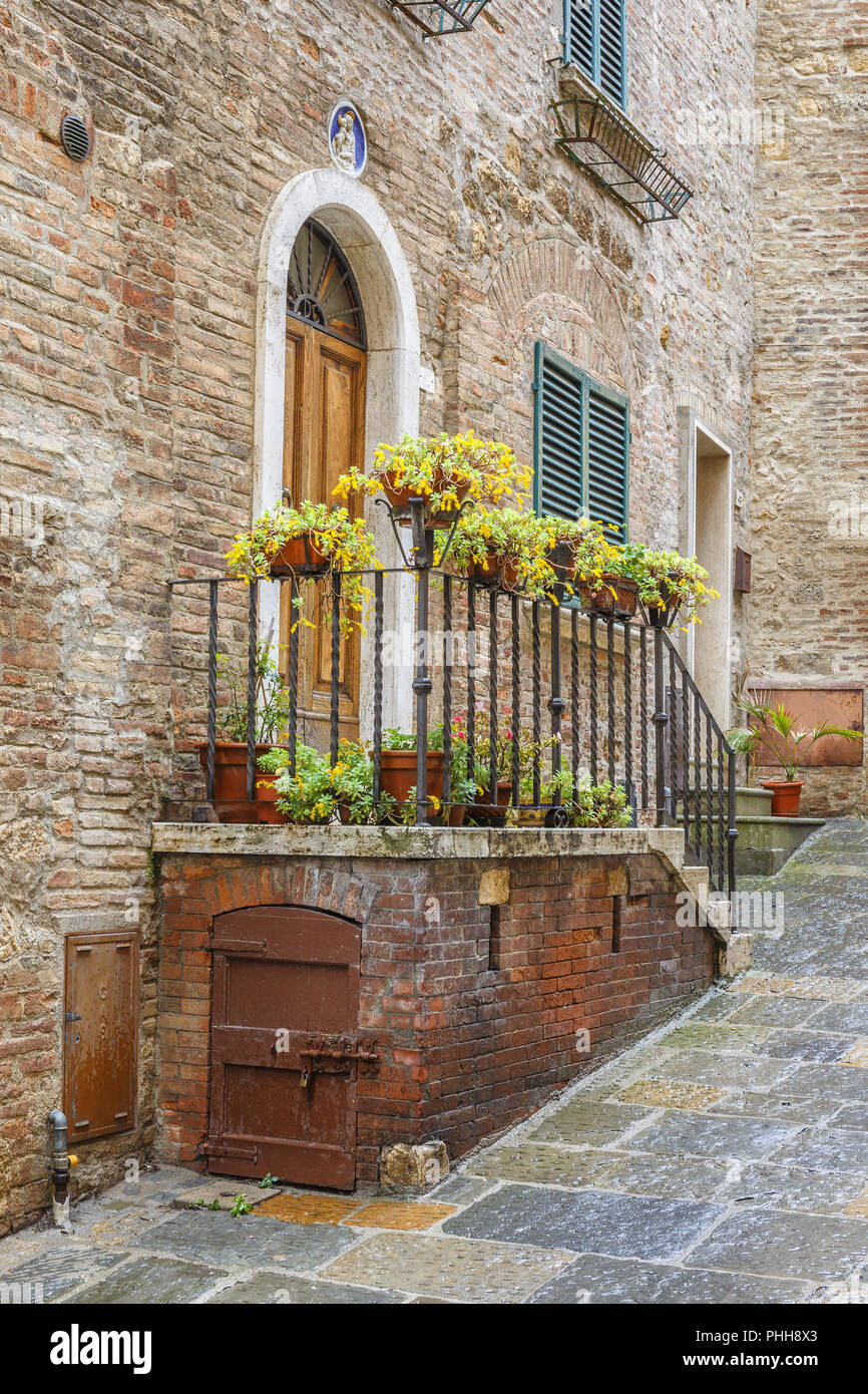 Fiori su una scala in corrispondenza di una casa Foto Stock