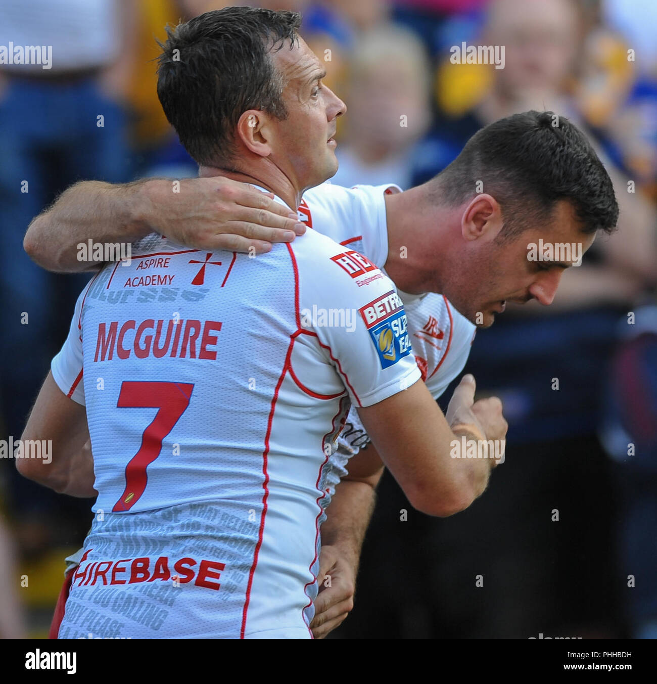 Emerald Headingley Stadium, Leeds, Regno Unito. 1 settembre 2018. Rugby League Super 8's qualificatori Rugby League tra Leeds Rhinos vs Hull Kingston Rovers; Ex Leeds rinoceronti player corrente e Hull Kingston Rovers stand off Danny McGuire scrum metà si congratula con Craig Hall sul suo precoce provare. Dean Williams Credito: Dean Williams/Alamy Live News Foto Stock