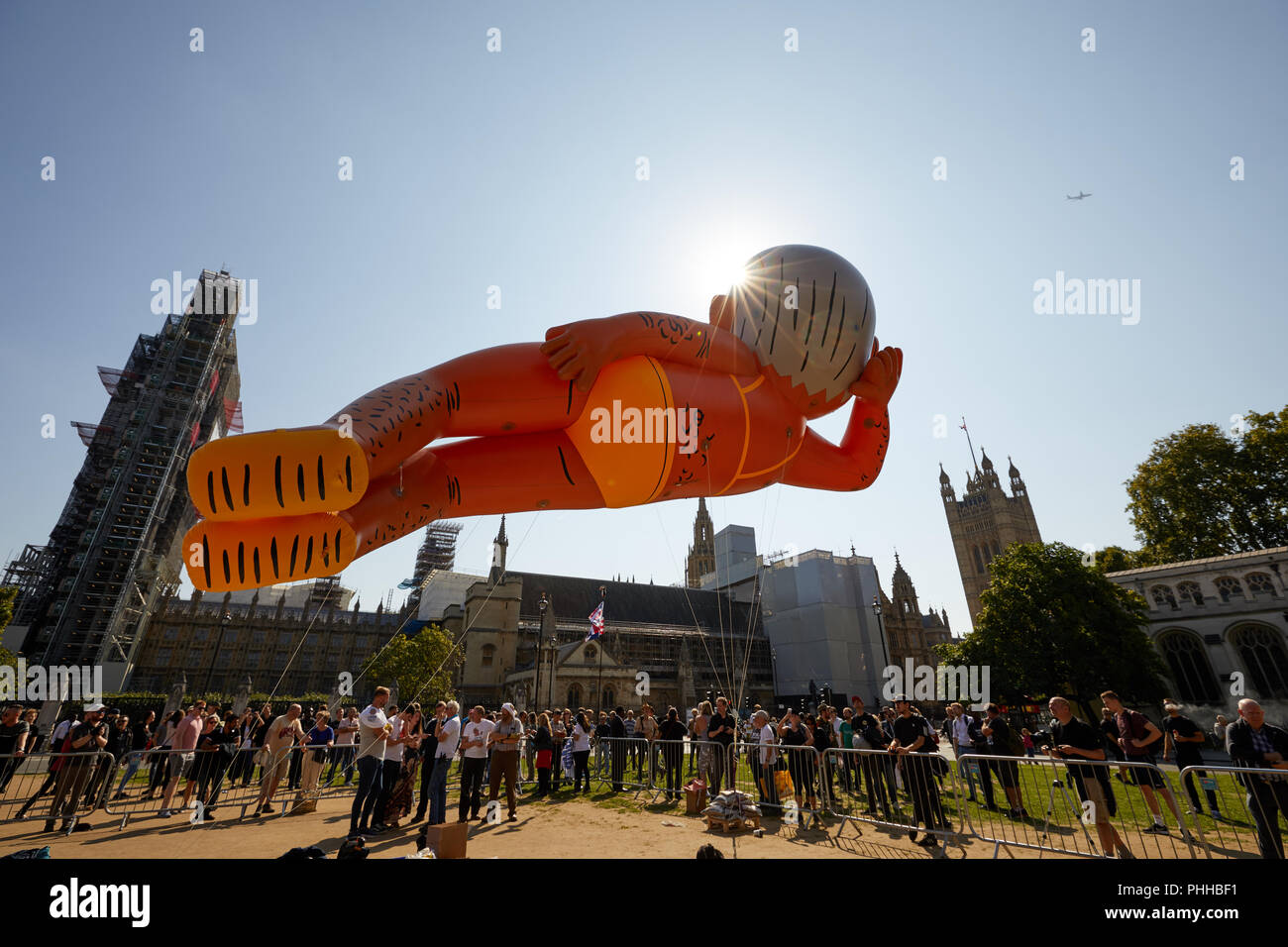 London, Regno Unito - 1 Settembre 2018: un pallone del sindaco di Londra Sadiq Khan volti le Case del Parlamento a rendere sicuro di Londra protesta in piazza del Parlamento. Credito: Kevin Frost/Alamy Live News Foto Stock