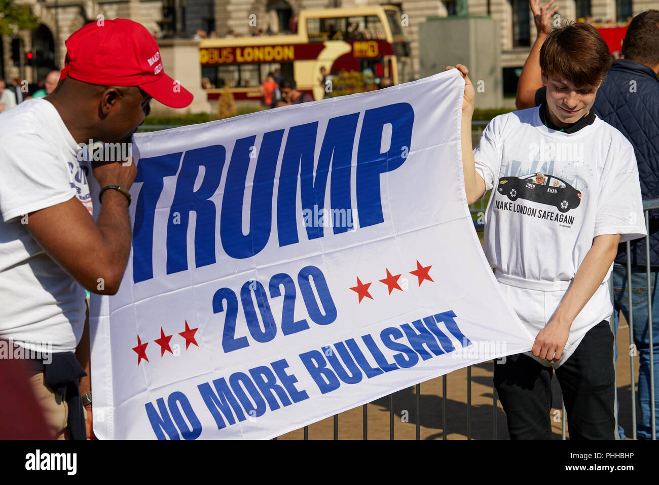 London, Regno Unito - 1 Settembre 2018: contestatori tenere un banner per chiedere la rielezione di Donald Trump in 2020 a rendere sicuro di Londra evento in piazza del Parlamento. Credito: Kevin Frost/Alamy Live News Foto Stock