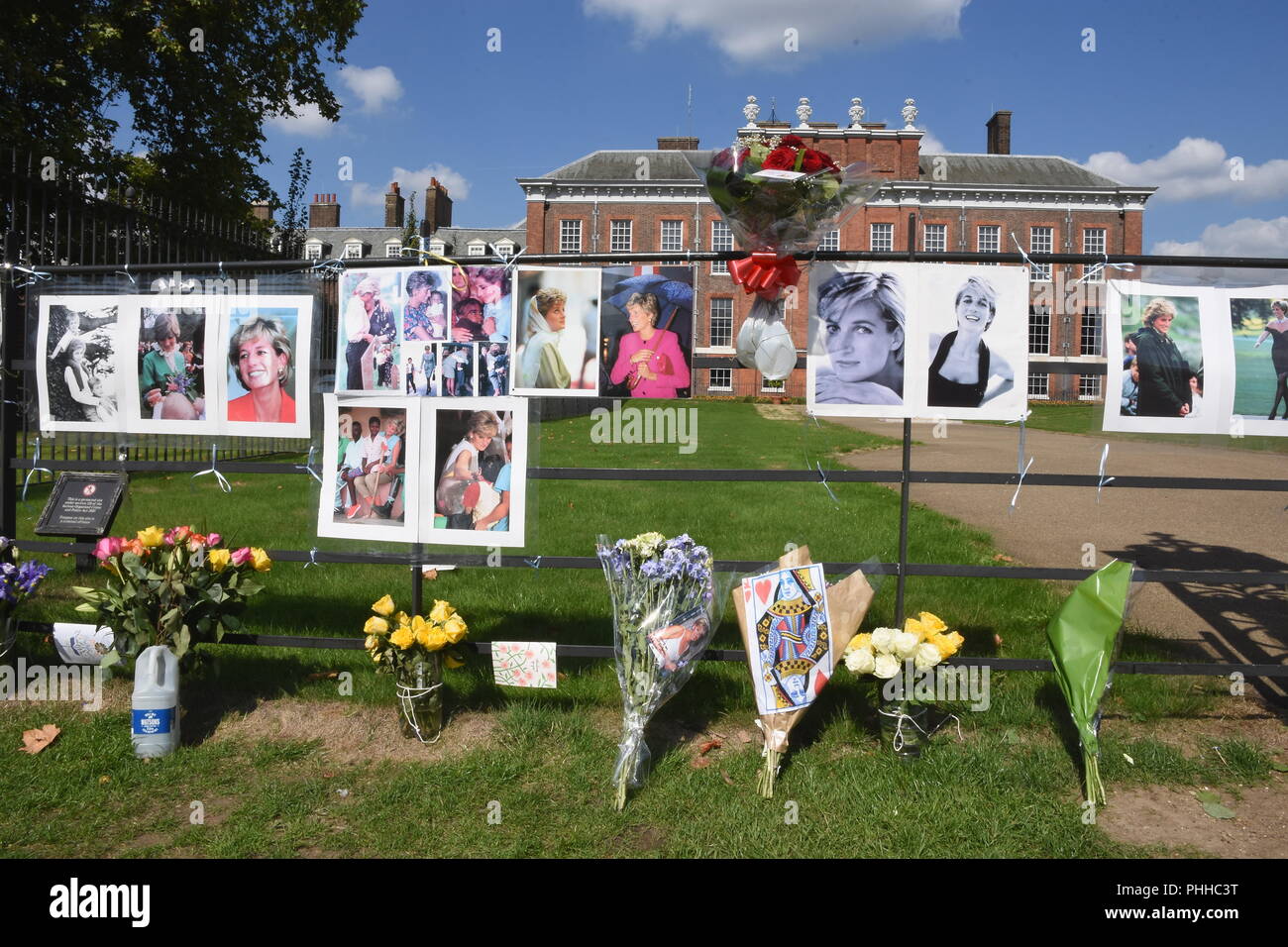 Londra, Regno Unito. Il 1 settembre 2018. Royal ben wishers lasciare omaggi floreali per contrassegnare il ventunesimo anniversario della morte della Principessa Diana il 31.08.1997,Kensington Palace, Kensington Gardens, London.UK Credit: Michael melia/Alamy Live News Foto Stock