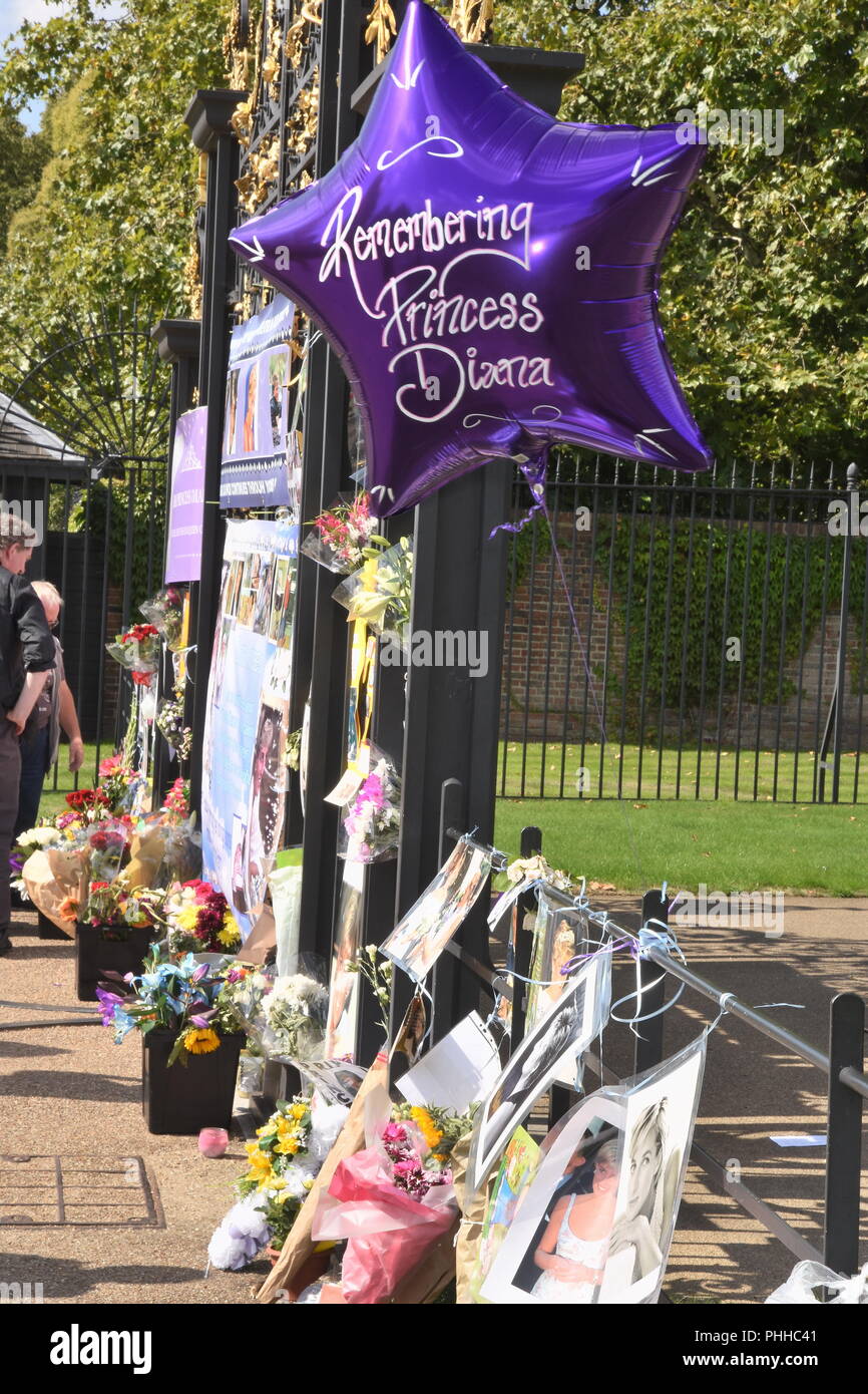 Londra, Regno Unito. Il 1 settembre 2018. Royal ben wishers lasciare omaggi floreali per contrassegnare il ventunesimo anniversario della morte della Principessa Diana il 31.08.1997,Kensington Palace, Kensington Gardens, London.UK Credit: Michael melia/Alamy Live News Foto Stock