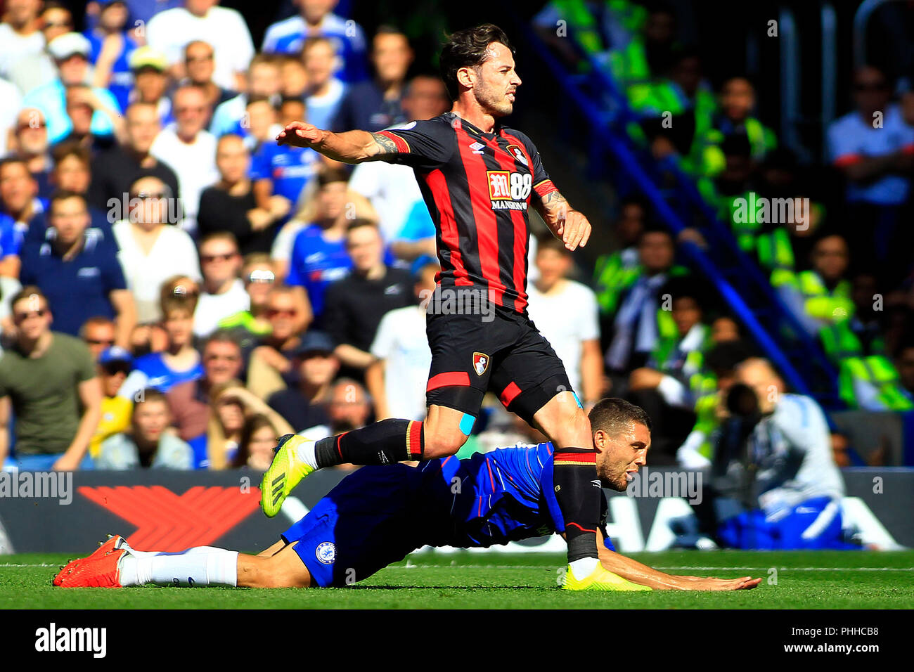 Alvaro appartamento Morata di Chelsea (R) viene affrontato da Adam Smith di AFC Bournemouth (c). Premier League, Chelsea v AFC Bournemouth a Stamford Bridge di Londra il sabato 1 settembre 2018. Questa immagine può essere utilizzata solo per scopi editoriali. Solo uso editoriale, è richiesta una licenza per uso commerciale. Nessun uso in scommesse, giochi o un singolo giocatore/club/league pubblicazioni. pic da Steffan Bowen/ Andrew Orchard fotografia sportiva/Alamy Live news Foto Stock