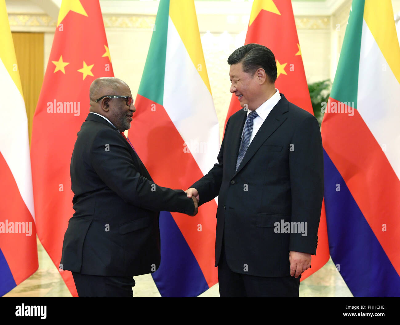 Pechino, Cina. 1 Sep, 2018. Il presidente cinese Xi Jinping (R) si riunisce con le Comore Presidente Azali Assoumani presso la Grande Sala del Popolo di Pechino, capitale della Cina, Sett. 1, 2018. Credito: Rao Aimin/Xinhua/Alamy Live News Foto Stock