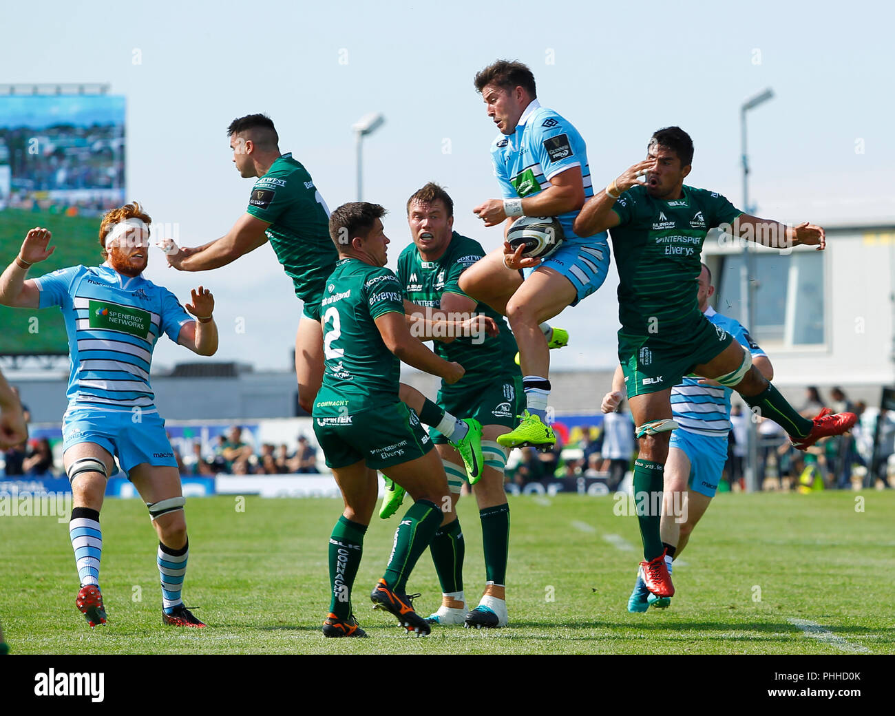 Campo Sportivo di Galway e Galway, Irlanda. 1 Sep, 2018. Guinness Pro14 rugby, Connacht rispetto a Glasgow, Glasgow Warriors Ala sinistra DTH van der Merwe afferra la palla sotto pressione da Connacht Credito: Azione Sport Plus/Alamy Live News Foto Stock