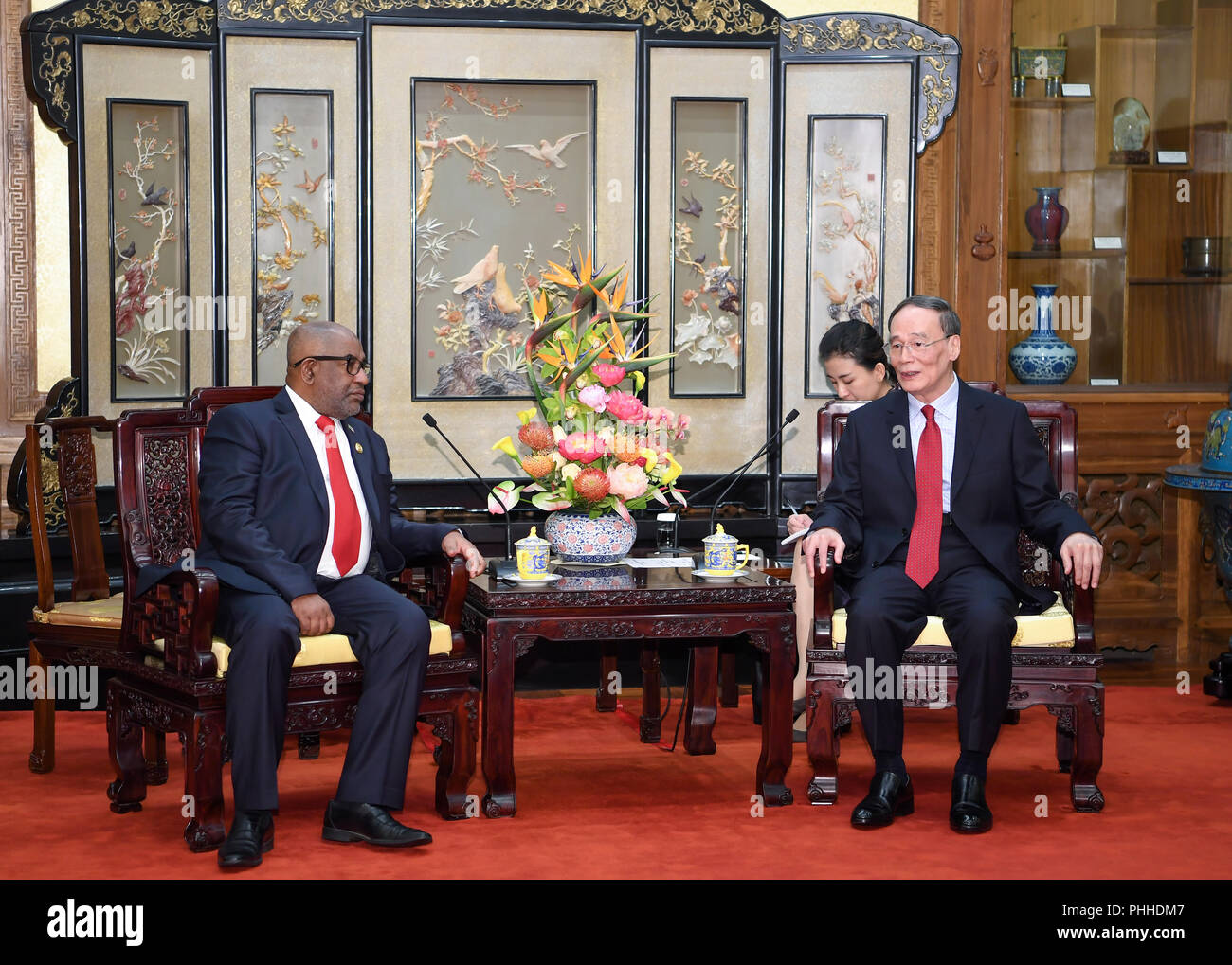 Pechino, Cina. 1 Sep, 2018. Chinese Vice Presidente Wang Qishan soddisfa con le Comore Presidente Azali Assoumani, chi è qui per assistere al 2018 vertice di Pechino del Forum sulla cooperazione China-Africa, a Pechino, capitale della Cina, Sett. 1, 2018. Credito: Zhang Ling/Xinhua/Alamy Live News Foto Stock