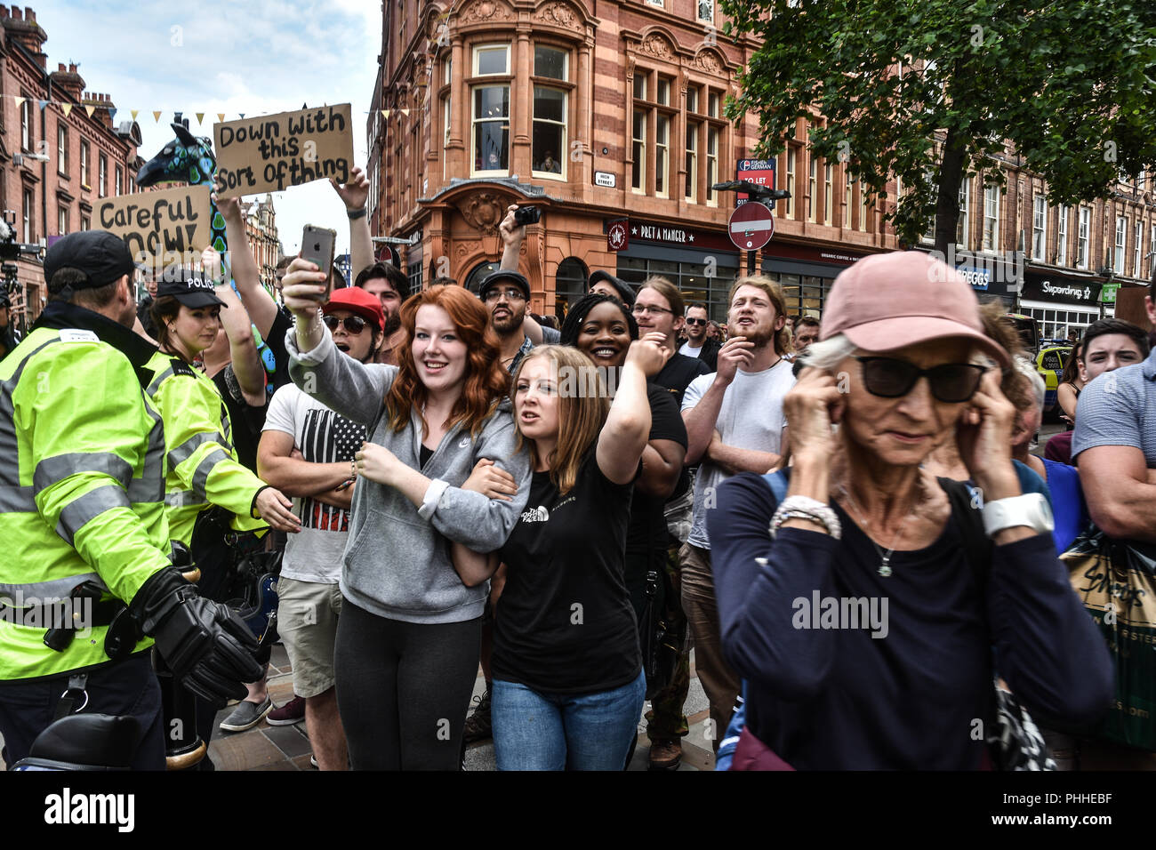 Worcester, Regno Unito. Il 1 settembre 2018. Membri e sostenitori dell'EDL (Inglese Lega della Difesa) sono visti marciando attraverso Worcester city centre e opposizione da gente del posto e anti fasciste che si sono riuniti nella città di soddisfarle nella città di Worcester, Worcestershire, Regno Unito il 1 settembre 2018 Credit: Jim legno/Alamy Live News Foto Stock