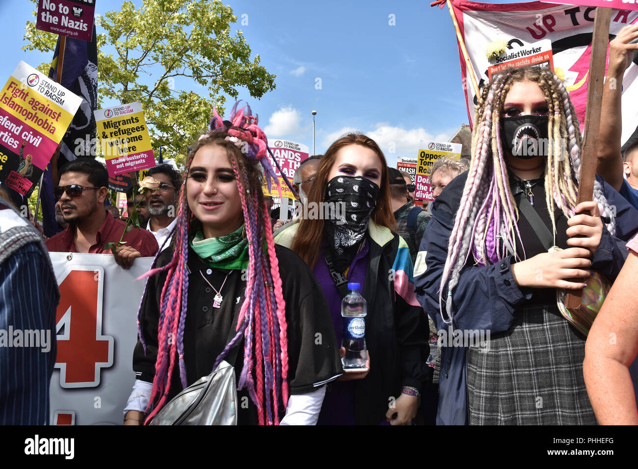 Worcester, Regno Unito. Il 1 settembre 2018. Membri e sostenitori dell'EDL (Inglese Lega della Difesa) sono visti marciando attraverso Worcester city centre e opposizione da gente del posto e anti fasciste che si sono riuniti nella città di soddisfarle nella città di Worcester, Worcestershire, Regno Unito il 1 settembre 2018 Credit: Jim legno/Alamy Live News Foto Stock