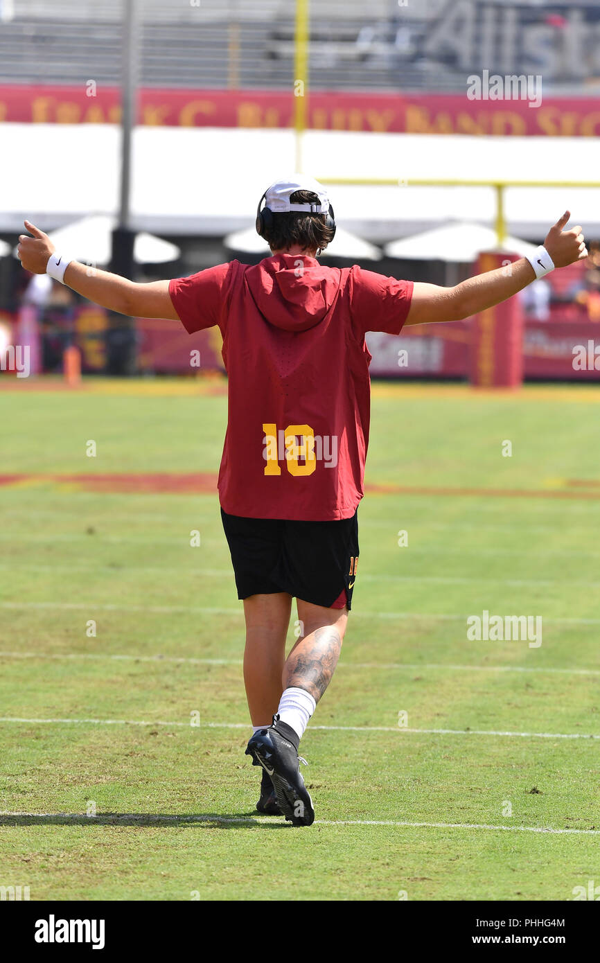 Los Angeles, CA, Stati Uniti d'America. 1 Sep, 2018. Quarterback J.T. Daniels #18 dell'USC Trojans si riscalda sul campo prima del NCAA Football gioco tra la USC Trojans e la UNLV ribelli al Colosseo in Los Angeles, California.Mandatory Credito Foto : Louis Lopez/CSM/Alamy Live News Foto Stock