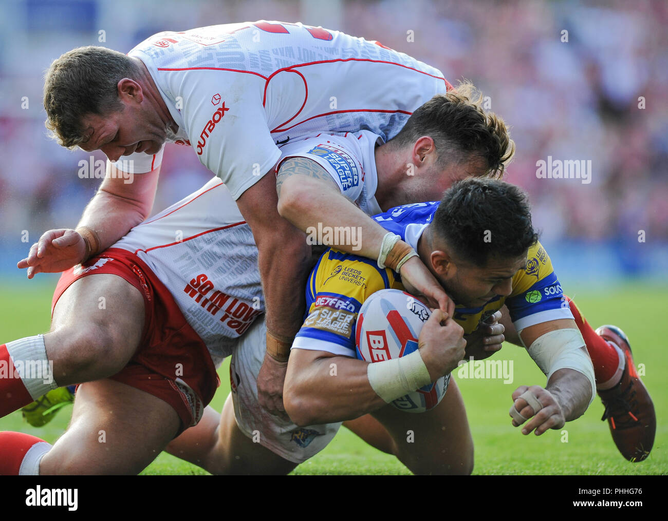 Emerald Headingley Stadium, Leeds, Regno Unito. 1 settembre 2018. Rugby League Super 8's qualificatori Rugby League tra Leeds Rhinos vs Hull Kingston Rovers; Leeds rinoceronti Nathaniel Peteru evade Ben Kavanagh e Danny Tickle di Hull Kingston Rovers. Dean Williams Foto Stock