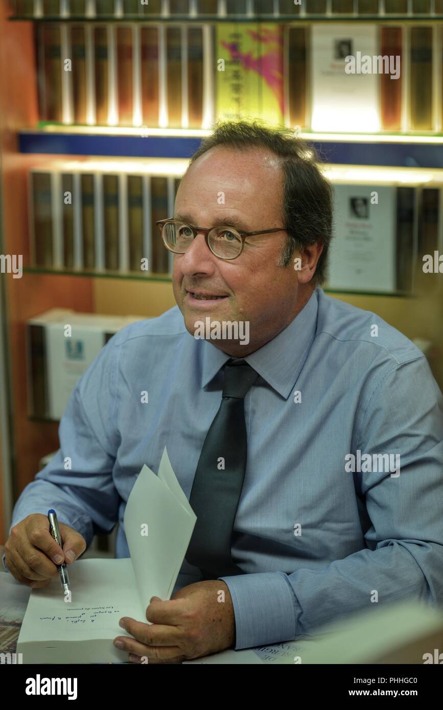 La Normandia, Francia. Il 1° settembre 2018. François Hollande dedizione prenota l ex Presidente della Repubblica francese François Hollande è in tour in Francia per la dedizione nel suo libro "Le lezioni del potere". Era il 31 agosto e il 1 settembre in Normandia a Cherbourg e Granville dove molti lettori è venuto incontro a lui Credito: Gilles Delacourd/Alamy Live News Foto Stock