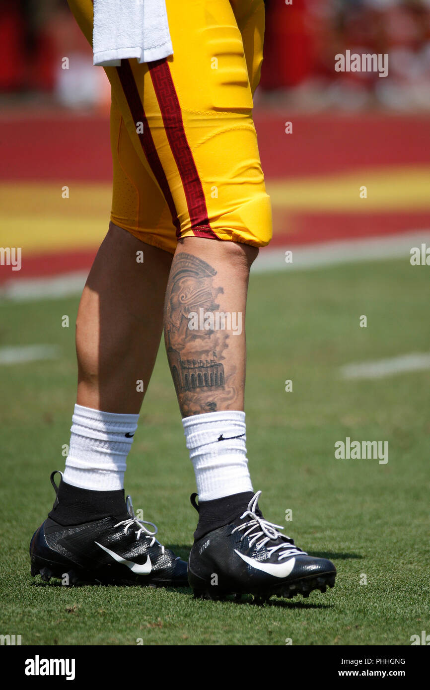 Settembre 01, 2018 USC Trojans quarterback JT Daniels #18 in azione prima che la partita di calcio tra la USC Trojans e la UNLV ribelli al Los Angeles Coliseum di Los Angeles, California. Charles Baus/CSM Foto Stock