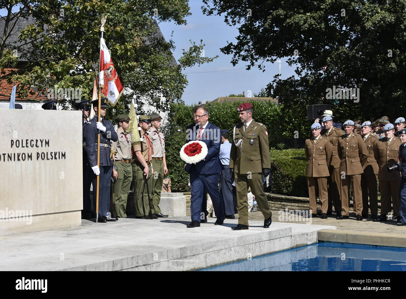 Northolt, Londra, Regno Unito. Il 1 settembre 2018. Consul Michał Mazurek, ambasciatore RP - Rzegocki Arkady e deliberando difesa Attaché Lt Col Artur Miśkiewicz, , la posa di una corona al Monumento del polacco avieri. La Commemorazione dei Caduti aviatori polacco avrà luogo sabato 1 settembre 2018 presso il polacco della Air Force Memorial, Northolt. Credito: Marcin Libera/Alamy Live News Foto Stock