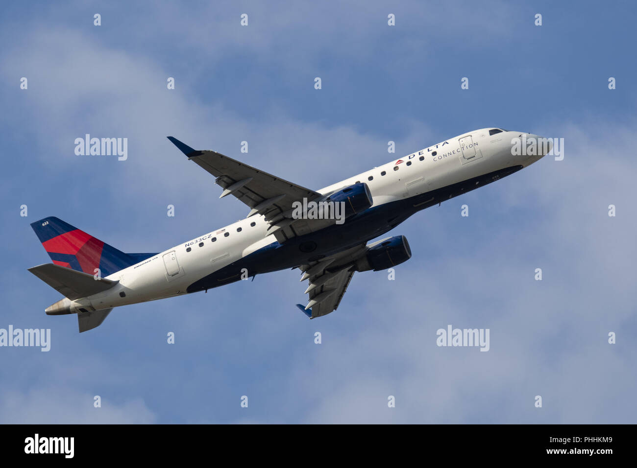 Richmond, British Columbia, Canada. 31 Agosto, 2018. Un collegamento a triangolo Embraer 175 (N633CZ) stretto in corpo unico regionale del corridoio aereo jet in volo dopo il decollo. L'aereo di linea è di proprietà e gestito da Compass Airlines sotto contratto con Delta Air Lines. Credito: Bayne Stanley/ZUMA filo/Alamy Live News Foto Stock