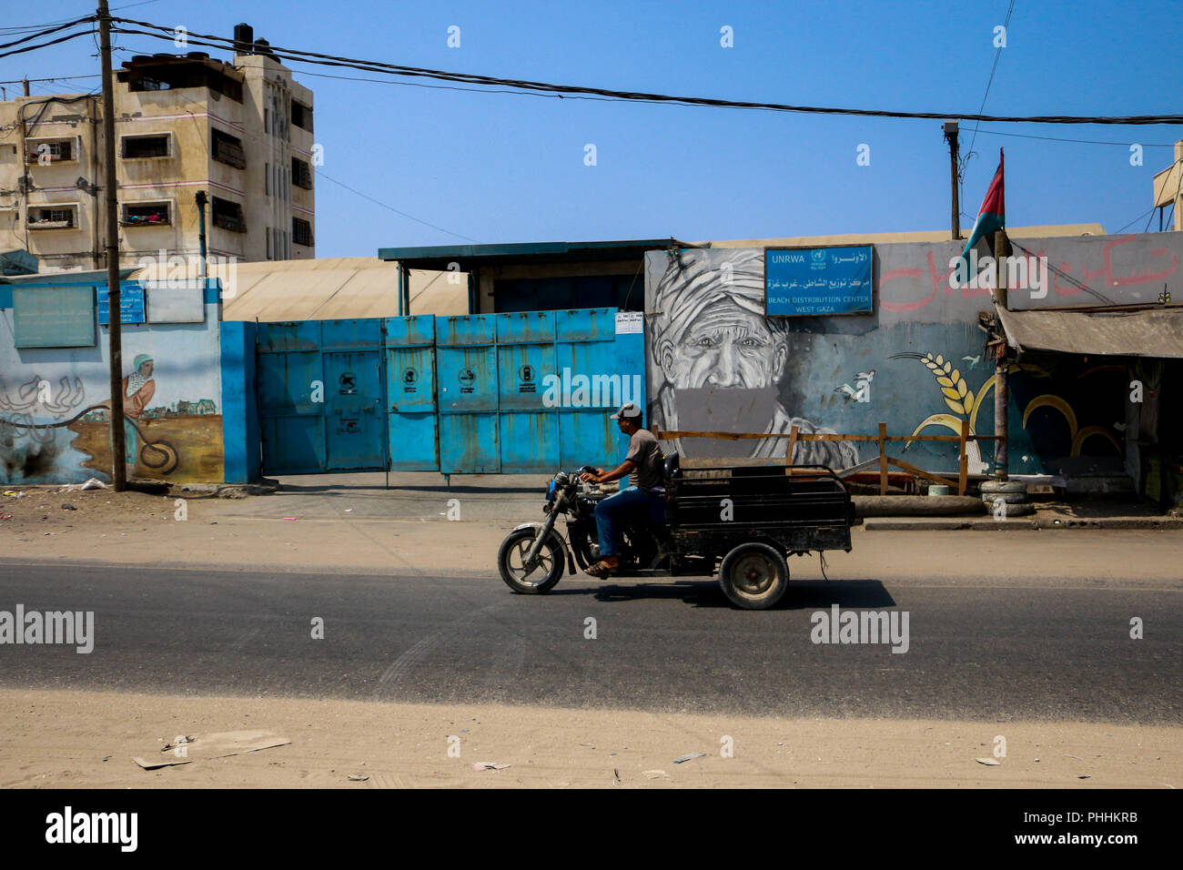 1 settembre 2018 - La vita quotidiana in Al-Shati Refugee Camp per i profughi palestinesi a ovest della città di Gaza dopo gli Stati Uniti' annuncio per interrompere il finanziamento dei '˜Ente soccorso e lavori delle Nazioni Unite per i profughi della Palestina' UNRWA. Il Trump administration ha annunciato la fine tutti i finanziamenti dell'UNRWA, descrivendo l'agenzia come ''irrimediabilmente viziata'' e aggiungendo che gli Stati Uniti non era disposta a 'shoulder molto quota sproporzionata degli oneri'' dell'agenzia. La mossa ha potenzialmente un impatto devastante per cinque milioni di persone che fanno affidamento sulla UNRWA le scuole, healthcare, un Foto Stock