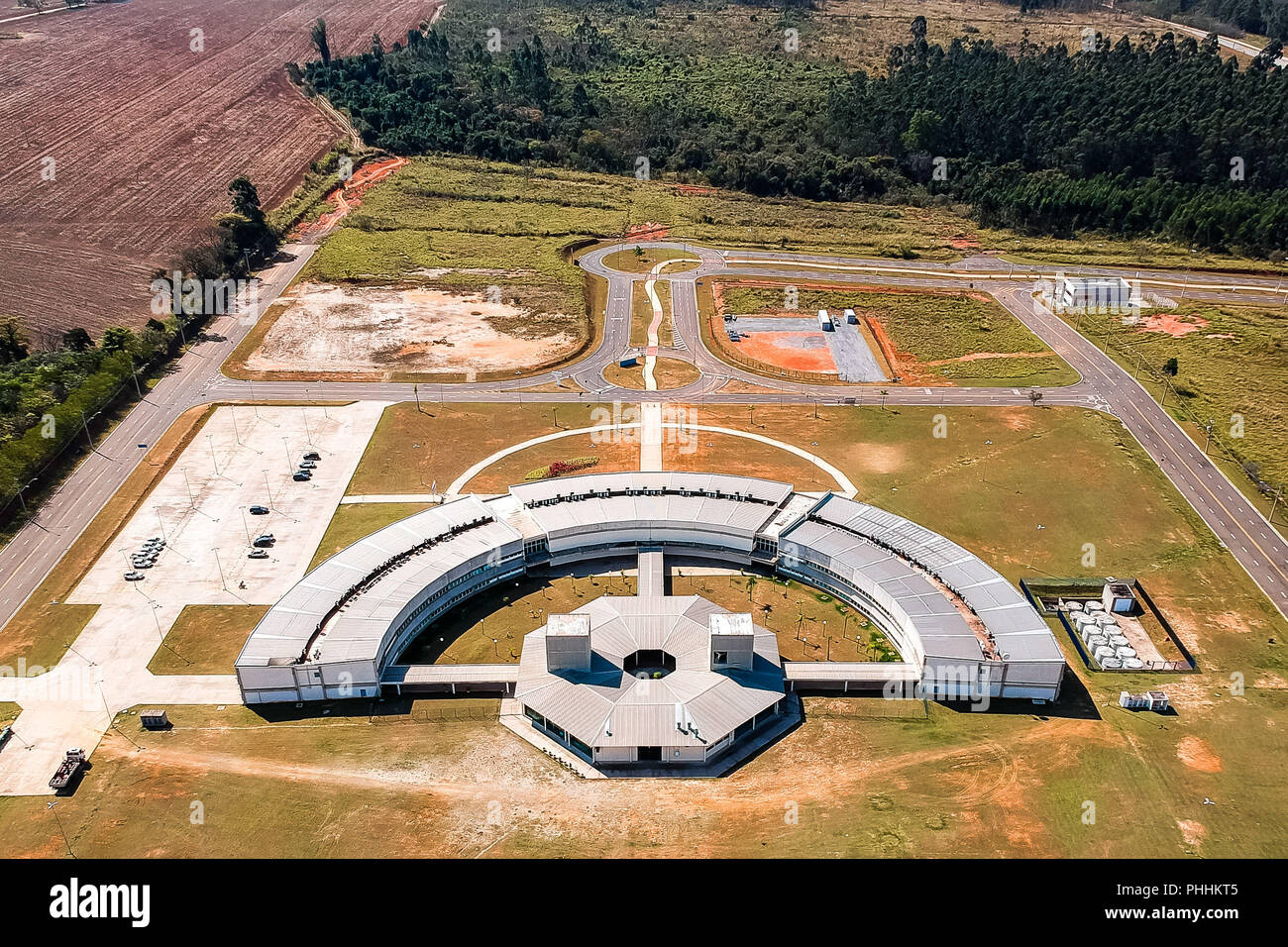 SOROCABA, SP - 01.09.2018: Parque Tecnol'GICO DE SOROCABA - foto aerea del Parco Tecnologico di Sorocaba (PTS), situato nella zona nord di ??Sorocaba, SP interni. Il ParqTec è stato inaugurato nel giugno 2012 e si trova in una zona di ??1,8 milioni di m2; il nucleo di PTS dispone attualmente di 12.000 m2 e ospita le attività di amministrazione e gestione struttura del parco, l'incubatore tecnologico, nei laboratori delle università e delle imprese, il centro convegni e la zona soggiorno con spazio per il ristorante. Essa è organizzata in spazi per la creazione di imprese innovative, sviluppo di activ Foto Stock