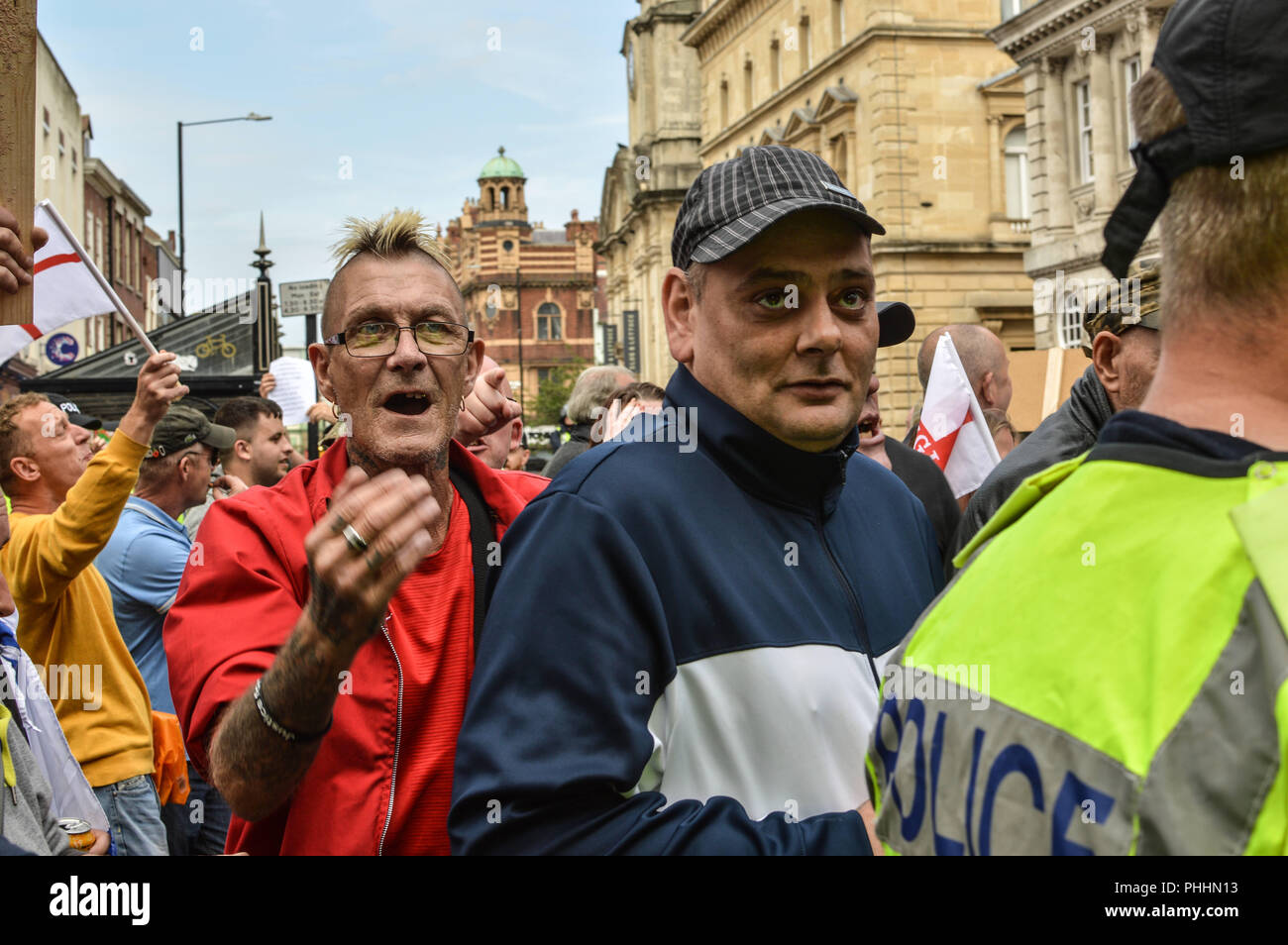 Worcester, Worcestershire, Regno Unito. 1 Sep, 2018. Membri e sostenitori dell'EDL sono visti marching.I membri e sostenitori dell'EDL (Inglese Lega della Difesa) marzo attraverso la città di Worcester, locali e gruppi antifasciste si sono riuniti per protestare contro di loro. Credito: Jim legno/SOPA Immagini/ZUMA filo/Alamy Live News Foto Stock