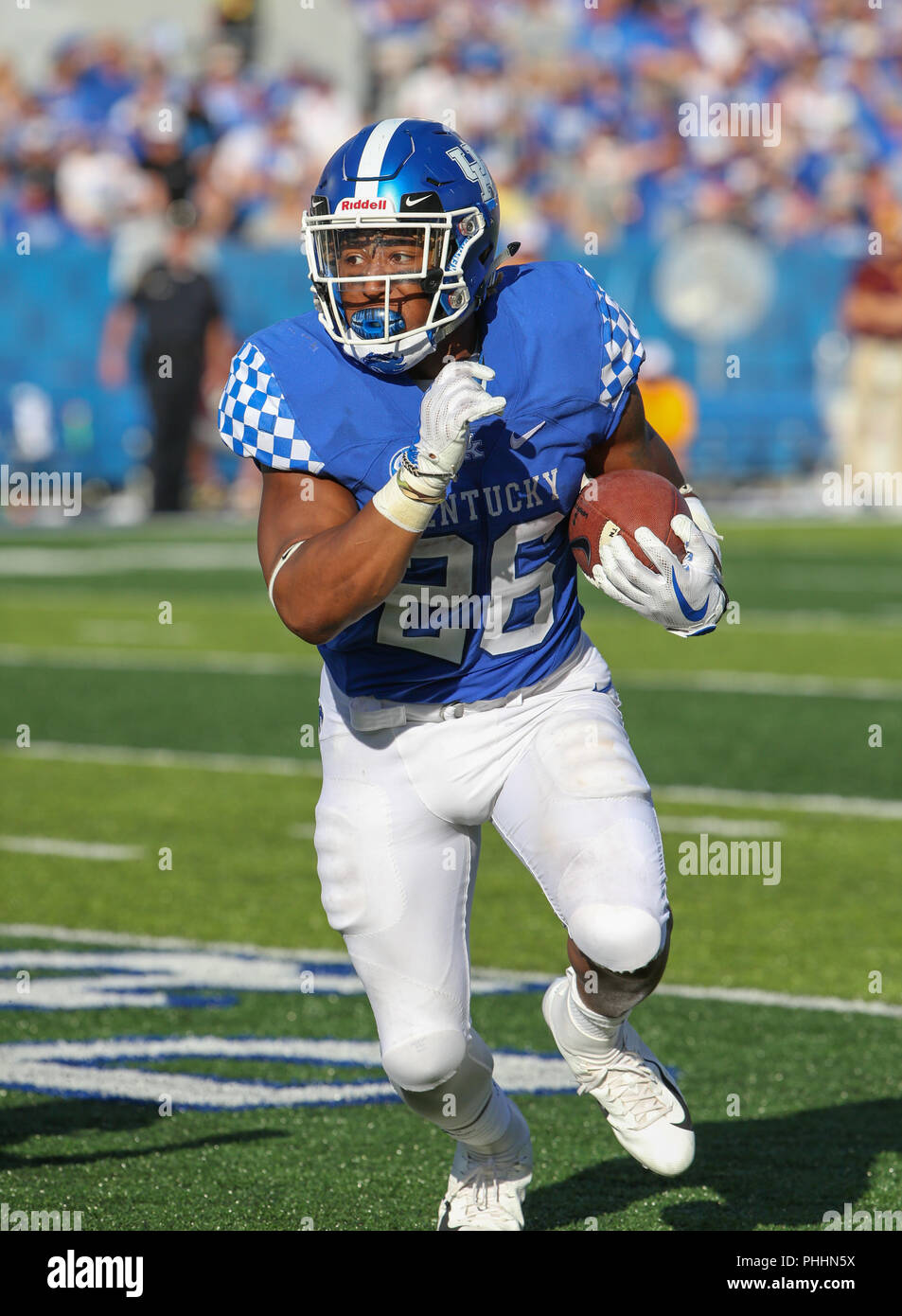 Kentucky RB Benny Snell Jr. 1 Sep, 2018. #26 corre verso il diversivo durante il NCAA Football gioco tra il Kentucky Wildcats e il Central Michigan Chippewas a Kroger Campo in Lexington, Kentucky. Kyle Okita/CSM/Alamy Live News Foto Stock