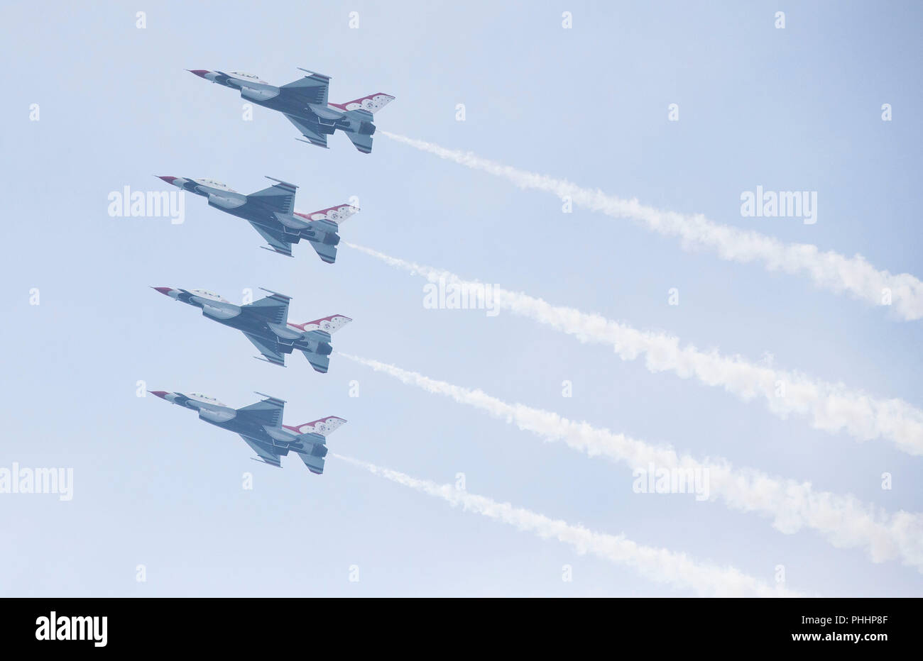 Toronto, Canada. 1 Sep, 2018. La United States Air Force Thunderbirds eseguire durante il 2018 Canadian International Air Show in Toronto, Canada, Sett. 1, 2018. L'annuale evento di tre giorni ha dato dei calci a fuori di sabato per attirare migliaia di spettatori. Credito: Zou Zheng/Xinhua/Alamy Live News Foto Stock