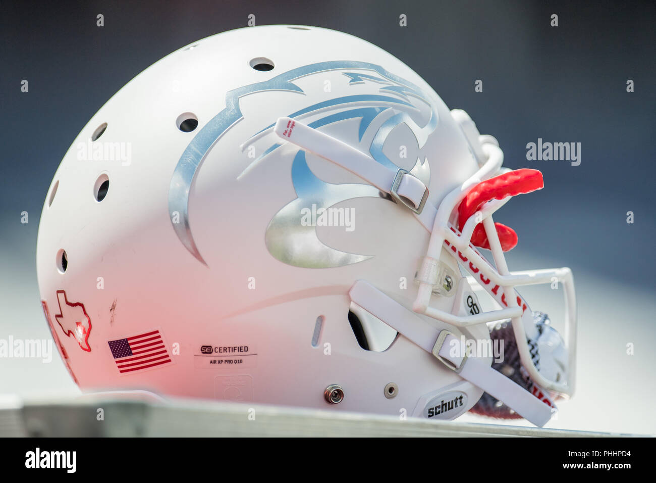 Houston, TX, Stati Uniti d'America. 1 Sep, 2018. Un bianco Houston Cougars casco con un argento cougar logo di testa si siede sul collaterale durante il secondo trimestre di un NCAA Football gioco tra la Houston Cougars e il riso Civette alla Rice Stadium di Houston, TX. Houston ha vinto il gioco da 45 a 27.Trask Smith/CSM/Alamy Live News Foto Stock