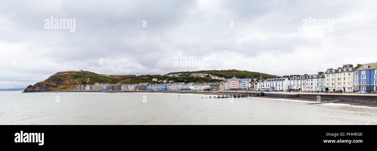 Skyline di Aberystwyth sulla costa di Ceredigion, in Galles, Regno Unito Foto Stock