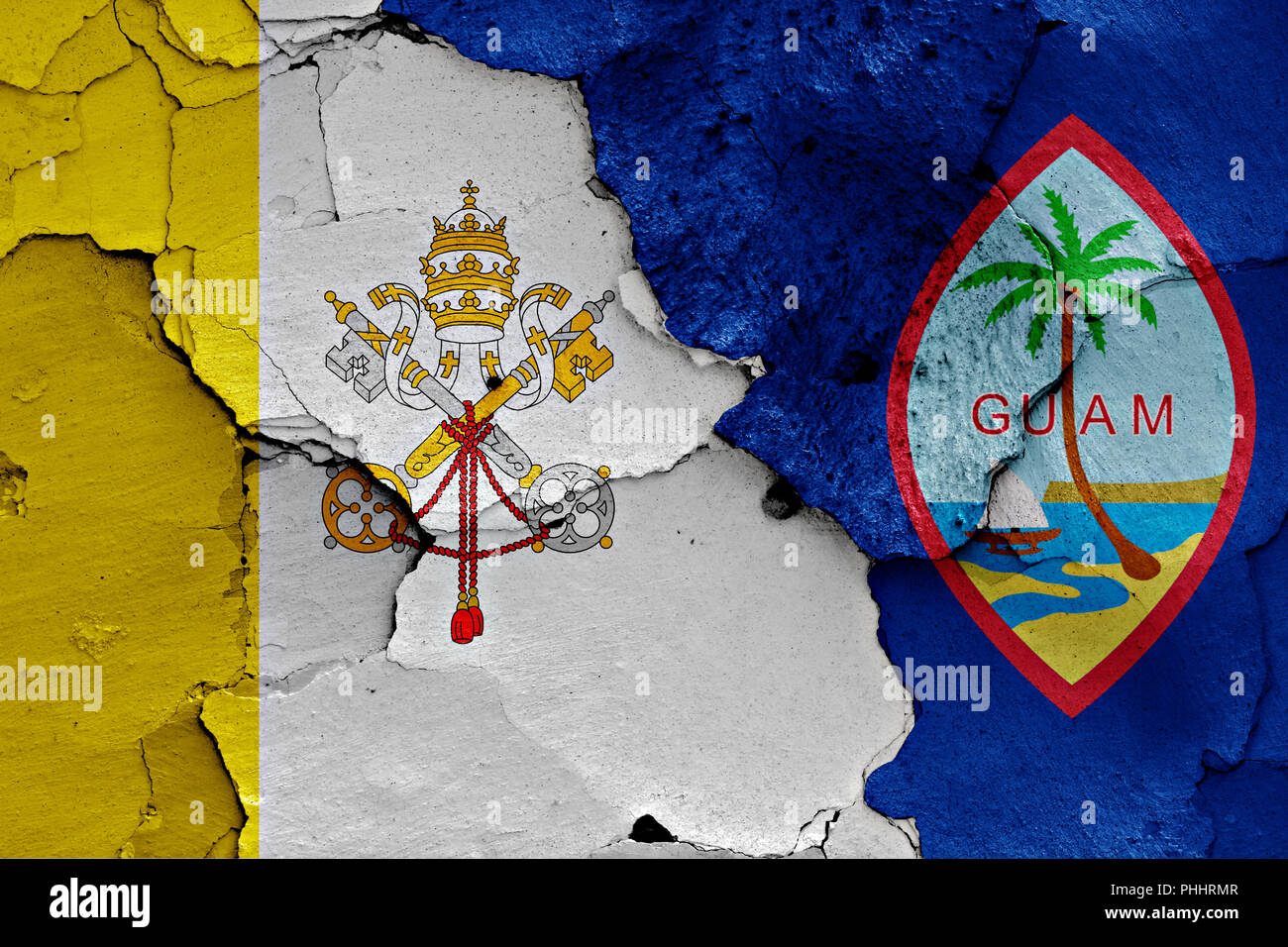 Bandiera del Vaticano e Guam dipinta sulla parete incrinato Foto Stock