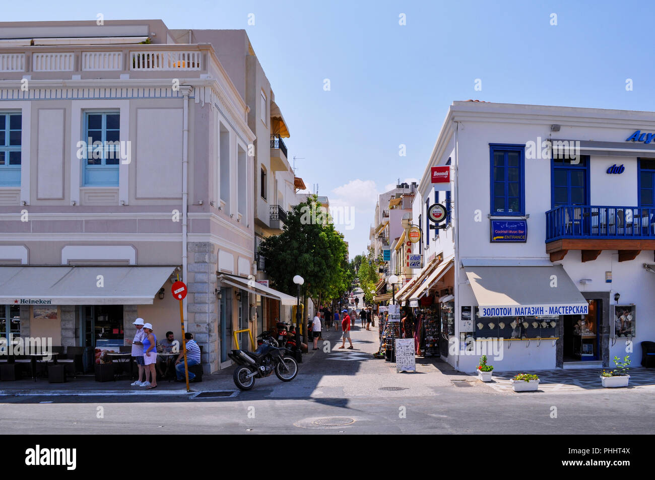 Agios Nikolaos, Creta / Grecia. Street View di Agios Nikolaos town con i vicoli stretti che sono piene di negozi con i tradizionali prodotti cretesi Foto Stock
