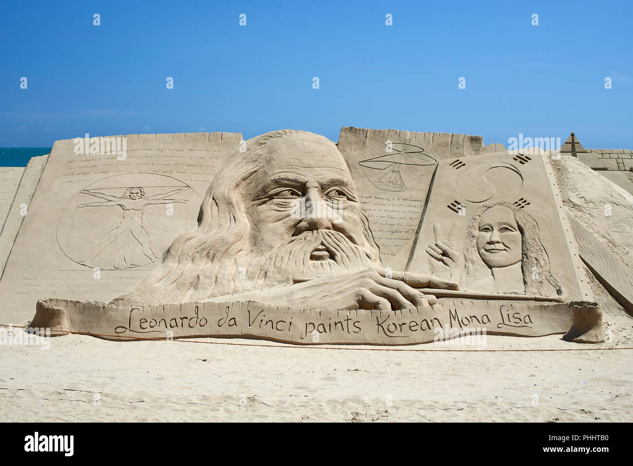 Sabbia di Haeundae festival 2018, Busan, Corea. Leonardo da Vince vernici coreano Mona Lisa in la scultura di sabbia Foto Stock