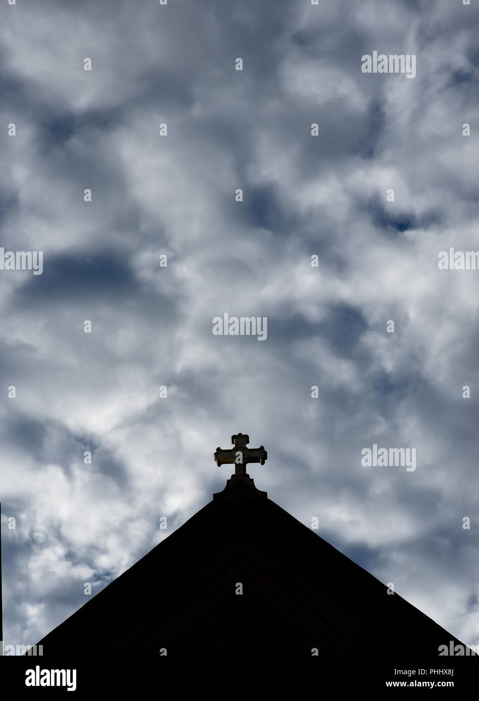 Le nubi riempiono il cielo sopra la croce di pietra sulla cima di San Francesco nella Cattedrale di Santa Fe, New Mexico USA Foto Stock
