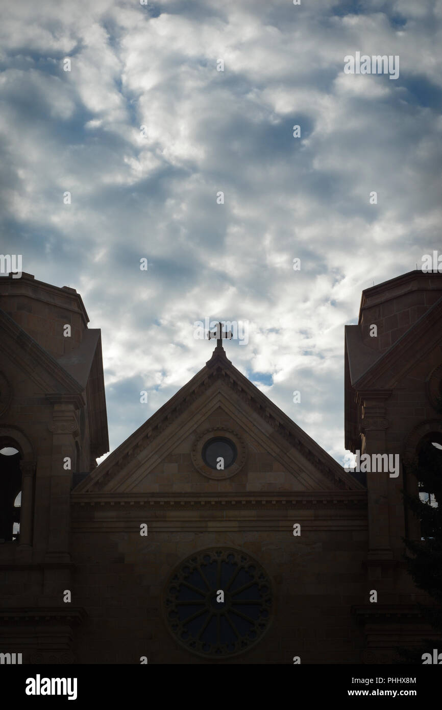 Le nubi riempiono il cielo sopra la Basilica Cattedrale di San Francesco di Assisi a Santa Fe, New Mexico USA Foto Stock