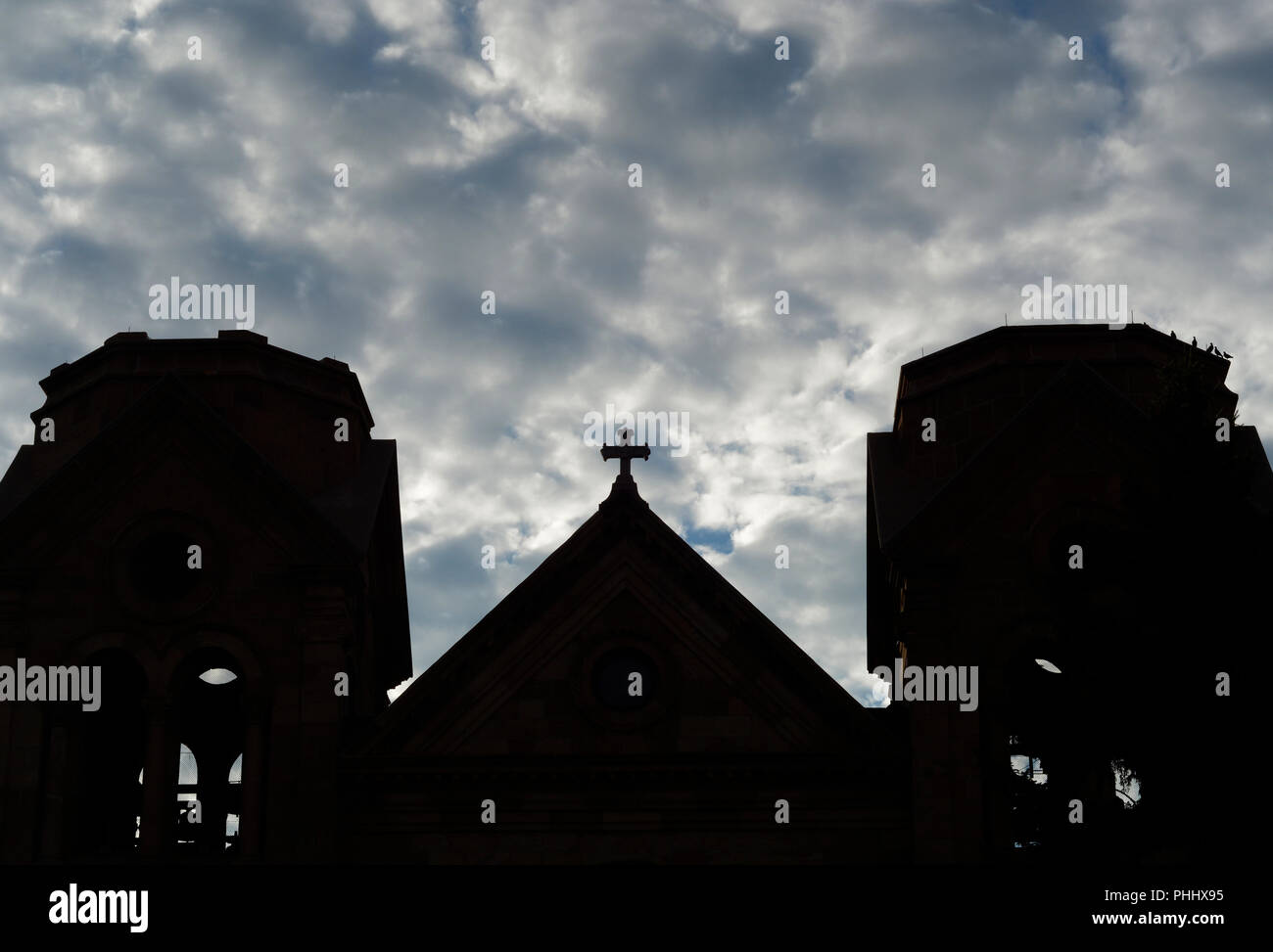 Le nubi riempiono il cielo sopra la croce di pietra sulla cima di San Francesco nella Cattedrale di Santa Fe, New Mexico USA Foto Stock