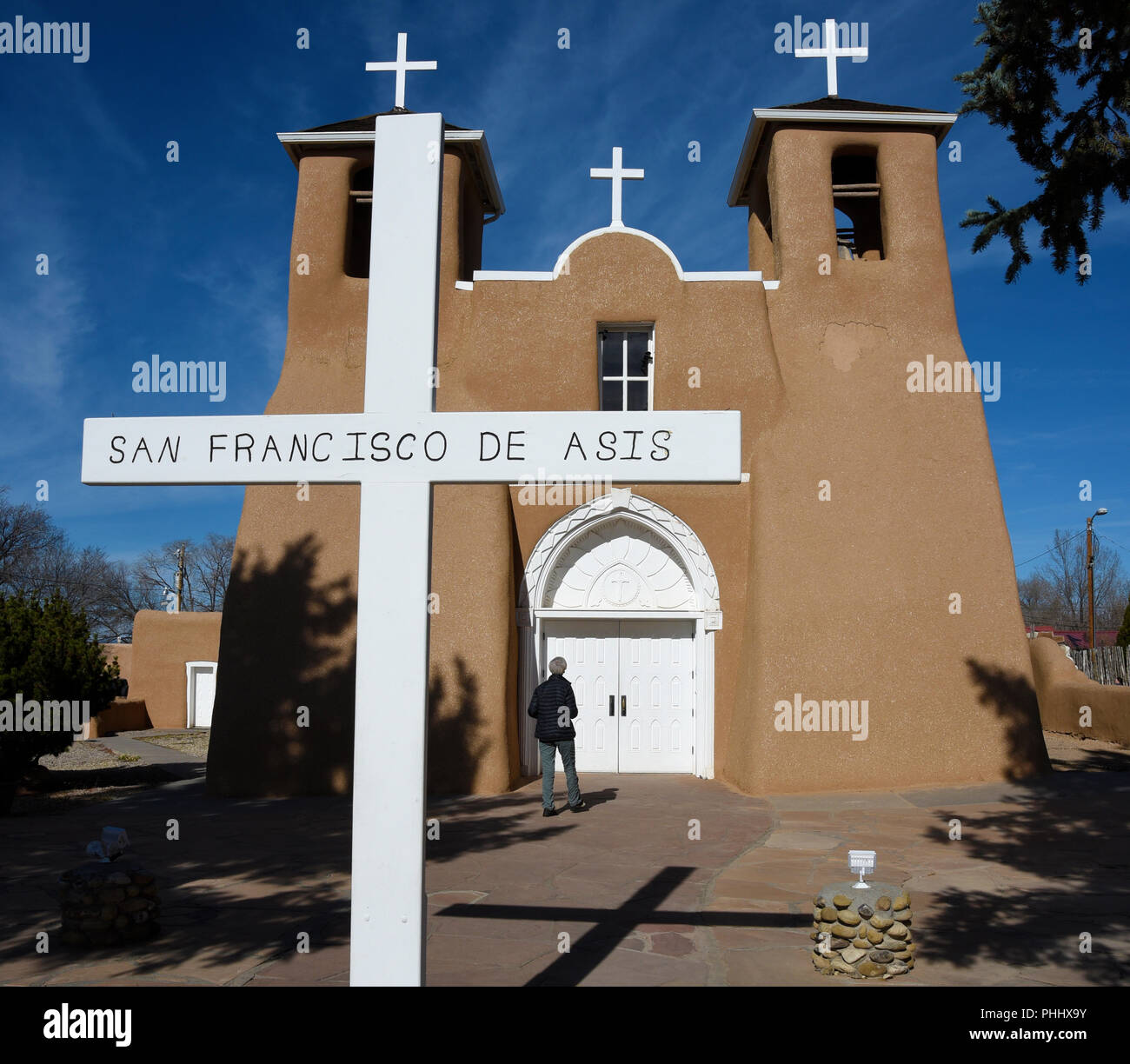 Un turista visite storico adobe San Francisco de Asis chiesa della Missione in Rancho de Taos, Nuovo Messico USA Foto Stock